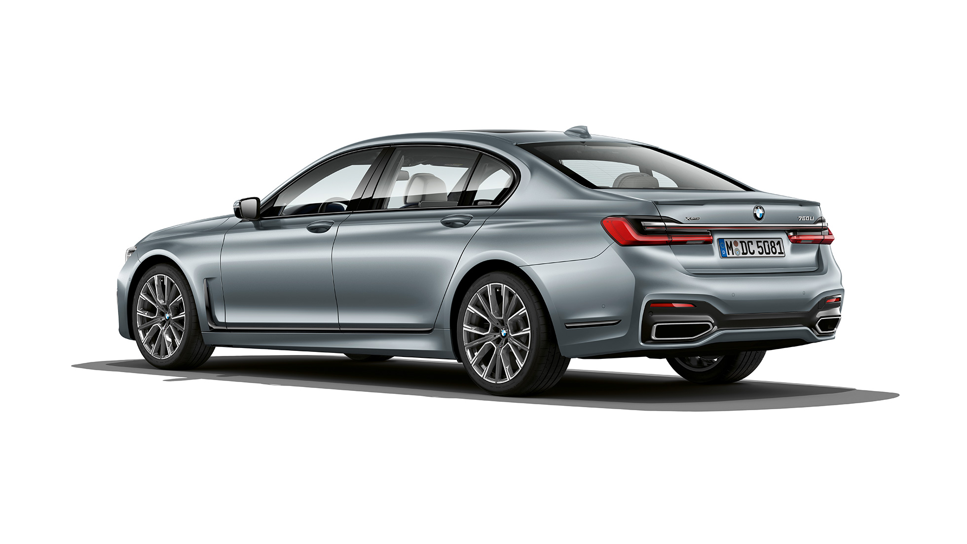 BMW Serie 7 Sedán Gris, paquete M Sport en vista trasera de tres cuartos