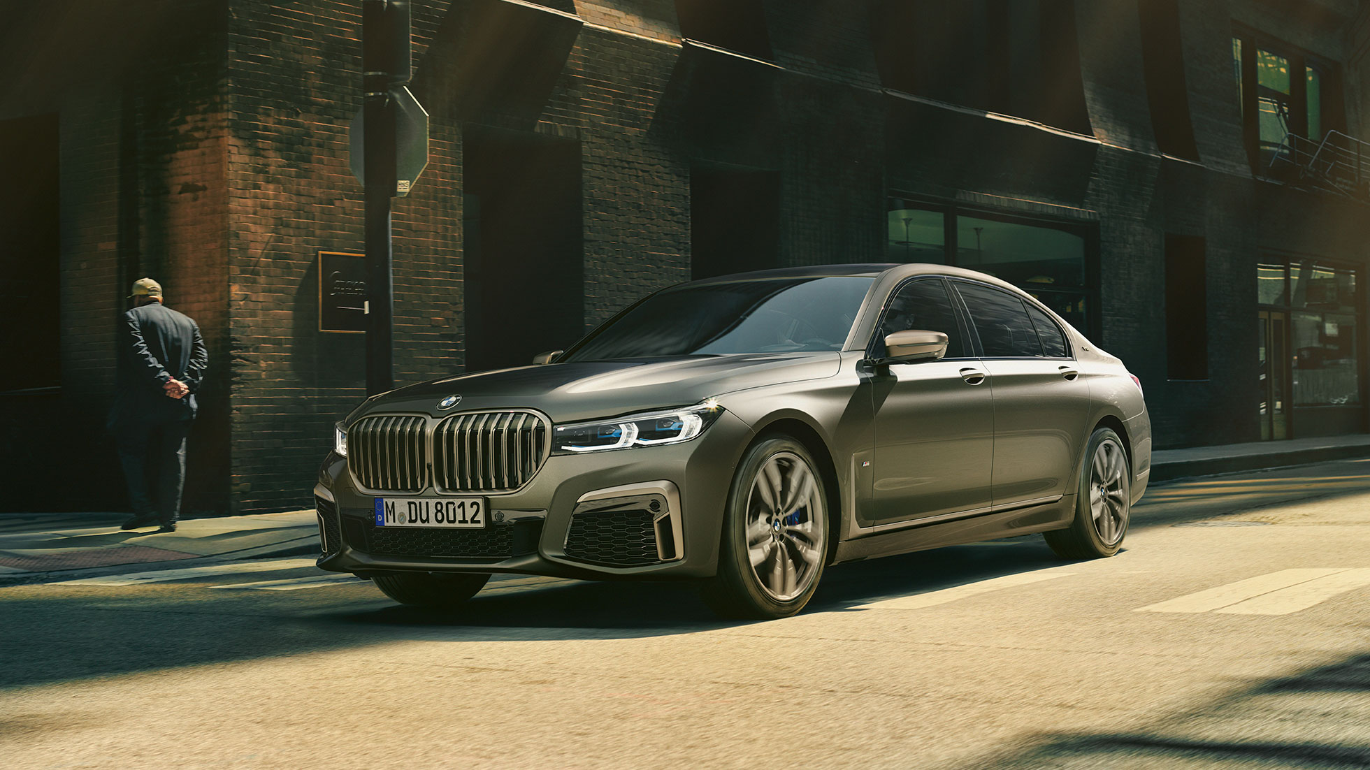 BMW M760Li xDrive en escenario urbano BMW M760Li xDrive en vista frontal lateral al conducir en la calle en un escenario urbano