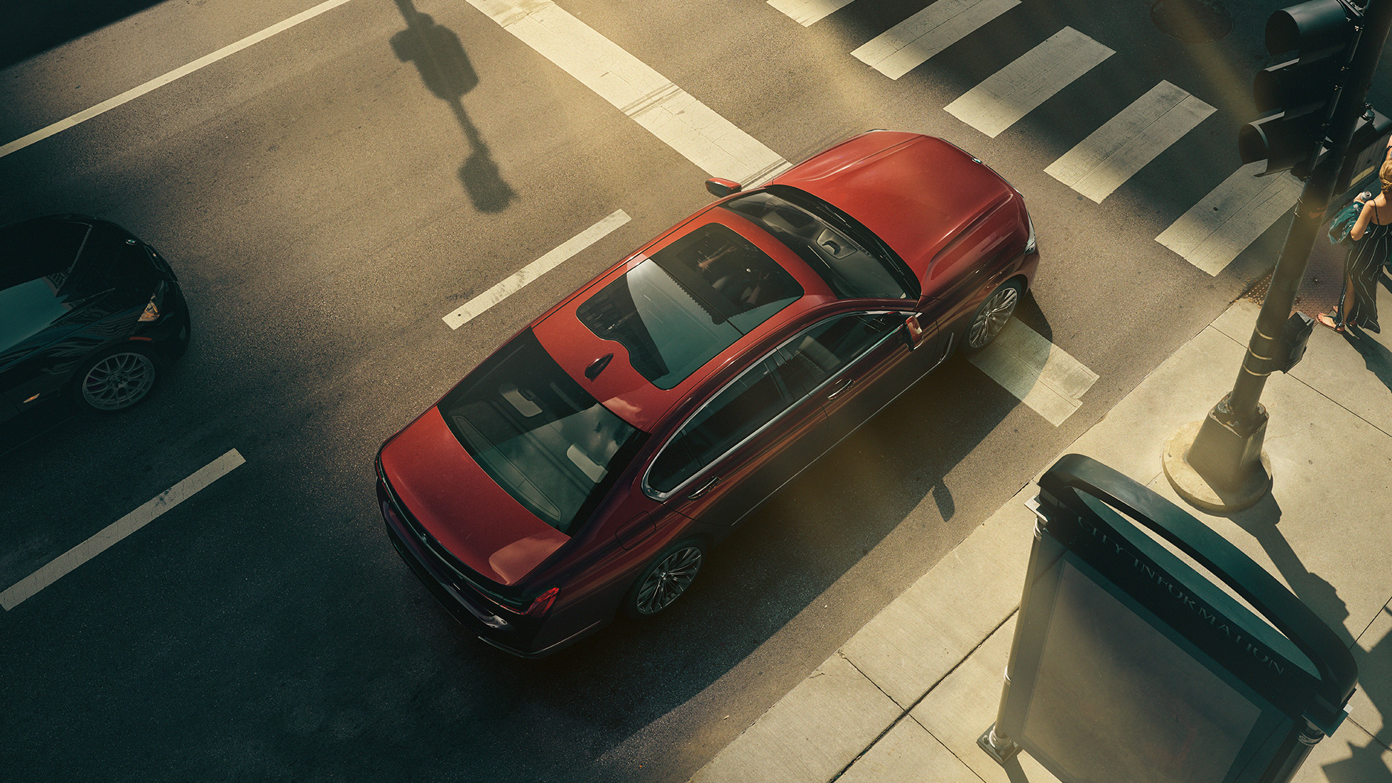 BMW Serie 7 Sedán Individual, perspectiva de ojo de ave BMW Serie 7 Sedán Individual en rojo en perspectiva de ojo de ave