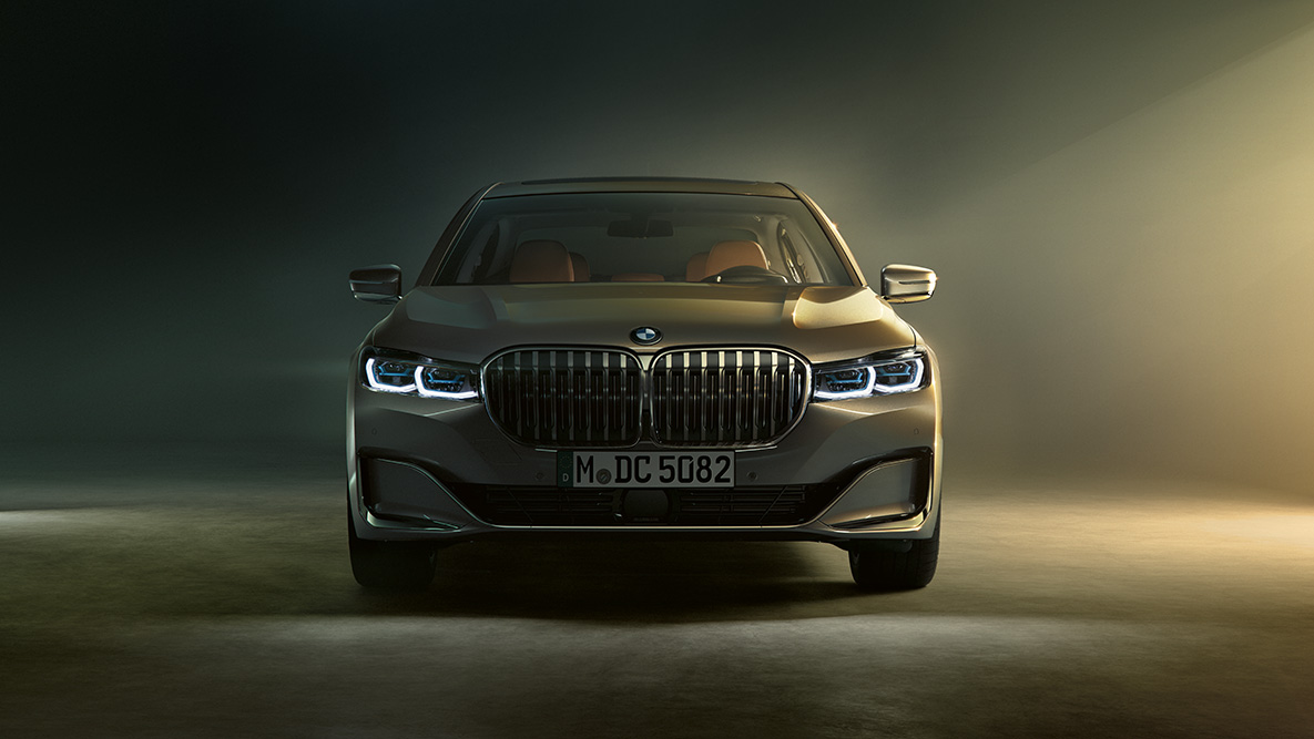 BMW Serie 7 Sedán en vista frontal BMW Serie 7 Sedán: vista frontal en luz atenuada