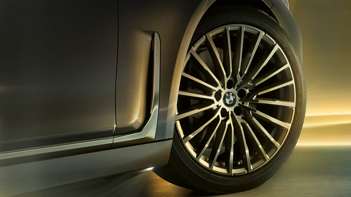 Ruedas con diseño de radio múltiple del BMW Serie 7 Sedán BMW Serie 7 Sedán: acercamiento de las ruedas con diseño de radio múltiple