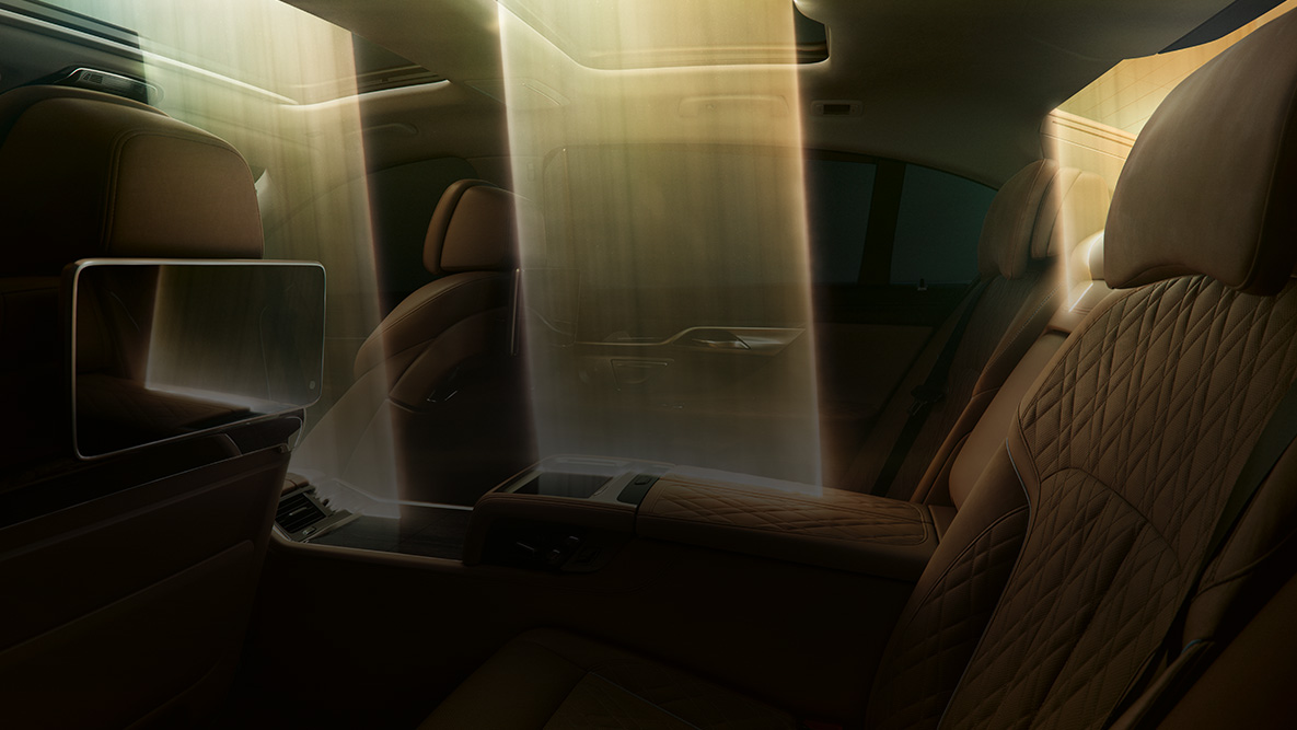 Interior del BMW Serie 7 Sedán Interior del BMW Serie 7 Sedán: incidencia de luz a través del techo de cristal Panorámico