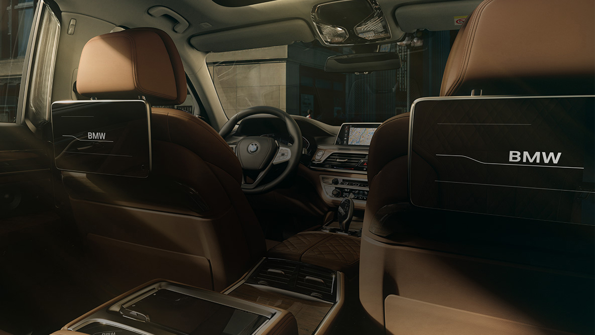 Entretenimiento de los Asientos Traseros del BMW Serie 7 Sedán BMW Serie 7 Sedán: vista desde atrás al Sistema de Entretenimiento de los Asientos Traseros con Pantallas Táctiles HD