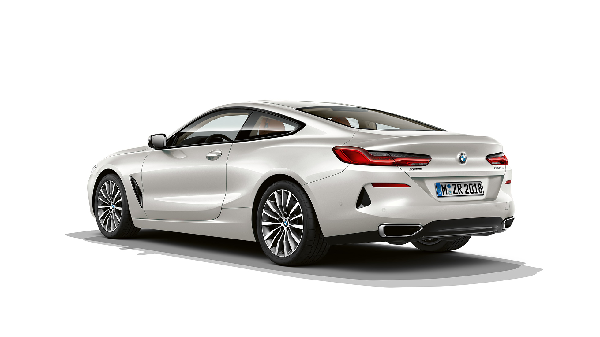BMW Serie 8 Coupé, vista trasera de tres cuartos. BMW Serie 8 Coupé, Mineral White metálico, vista trasera de tres cuartos.