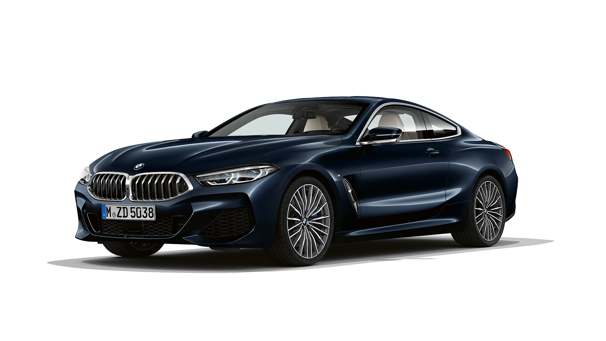 BMW Serie 8 Coupé, vista delantera de tres cuartos. BMW Serie 8 Coupé, Carbon Black metálico, vista delantera de tres cuartos.