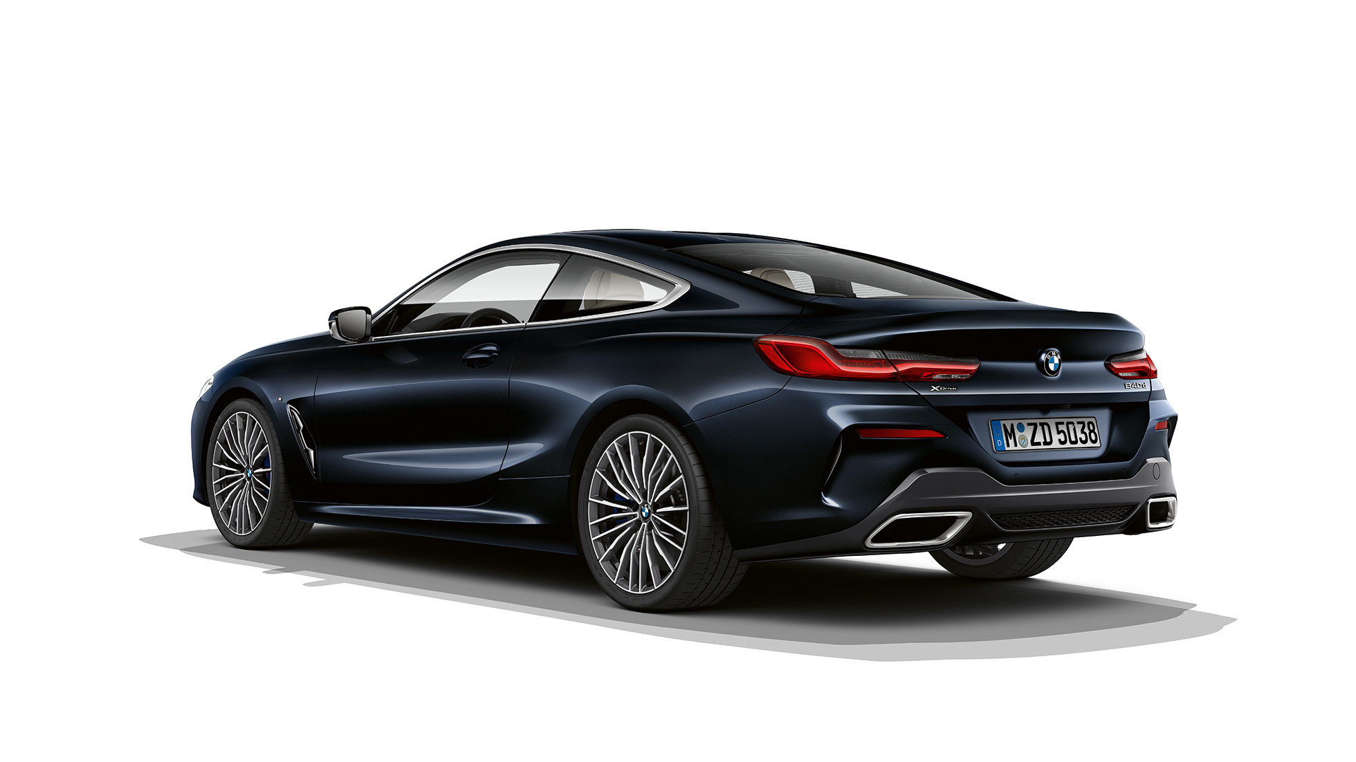 BMW Serie 8 Coupé, vista trasera de tres cuartos. BMW Serie 8 Coupé, Carbon Black metálico, vista trasera de tres cuartos.