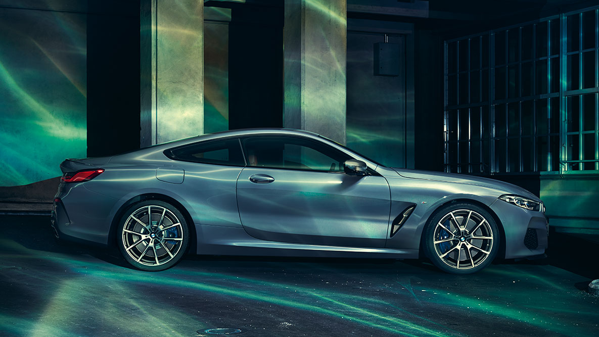 El BMW Serie 8 Coupé, vista lateral. Toma fija del BMW Serie 8 Coupé desde un lado en un ambiente urbano.