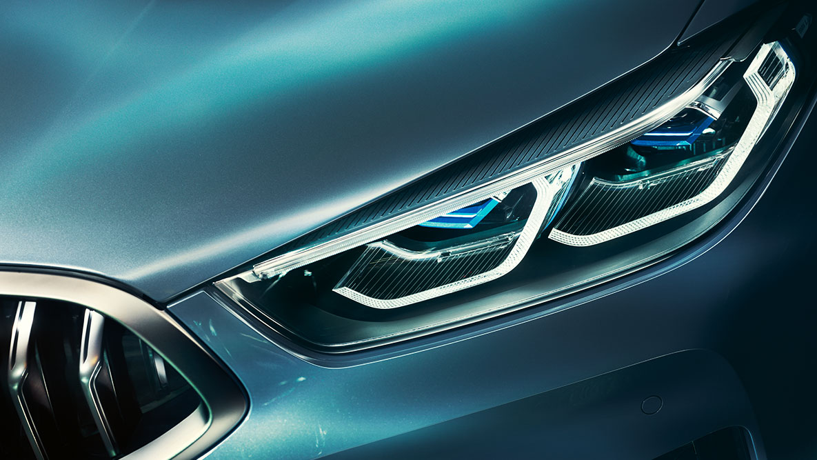 El BMW Serie 8 Coupé, luz láser. Acercamiento de la luz láser al frente del BMW Serie 8 Coupé.