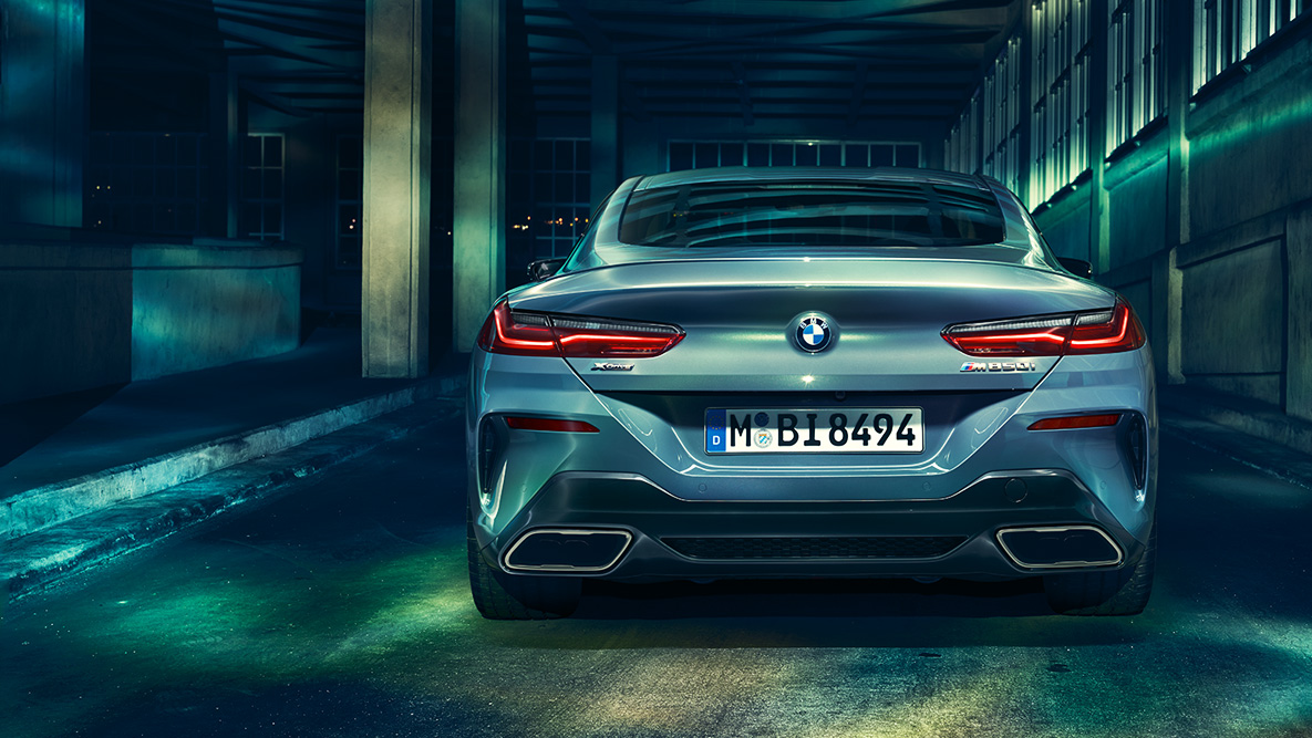 BMW Serie 8 Coupé, vista trasera. Vista trasera del BMW Serie 8 Coupé de noche en un escenario urbano.