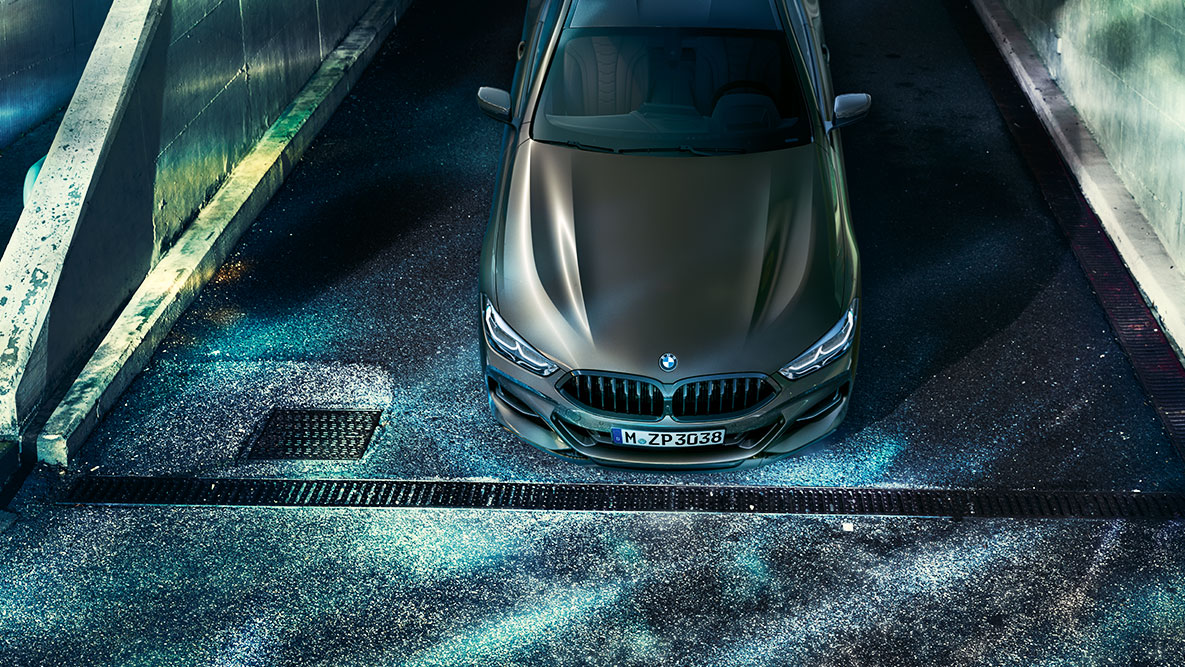 Toma fija delantera del BMW Serie 8 Coupé. Toma fija delantera del BMW Serie 8 Coupé con equipamiento BMW Individual en un ambiente urbano nocturno.