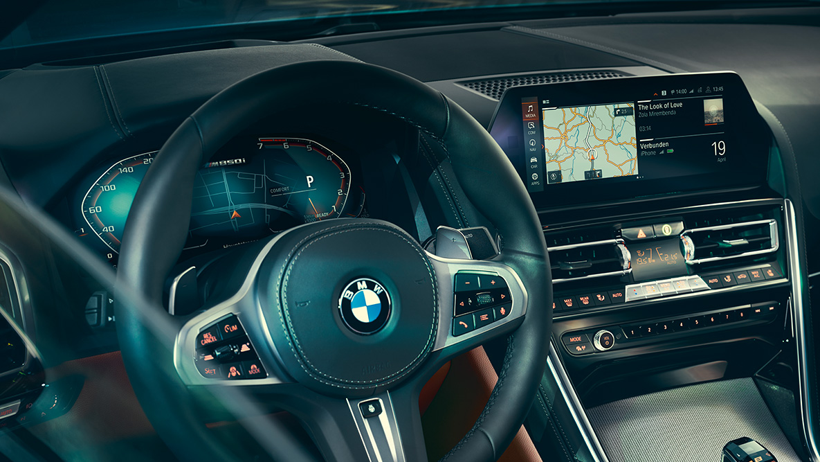 BMW Serie 8 Coupé, cabina. Acercamiento del interior del BMW Serie 8 Coupé con enfoque en el volante.