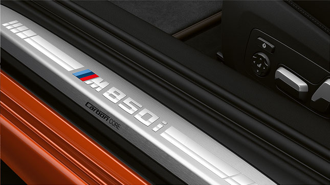 Acercamiento de la moldura de puertas del BMW Serie 8 Coupé con logotipo M850i.