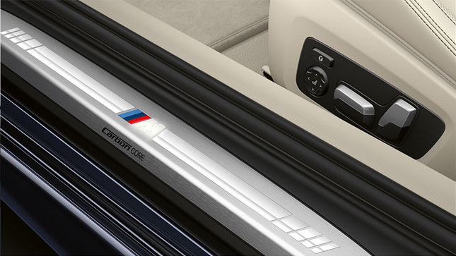BMW Serie 8 Coupé, moldura de puerta con logotipo M. Acercamiento de la moldura de puertas del BMW Serie 8 Coupé con logotipo M.