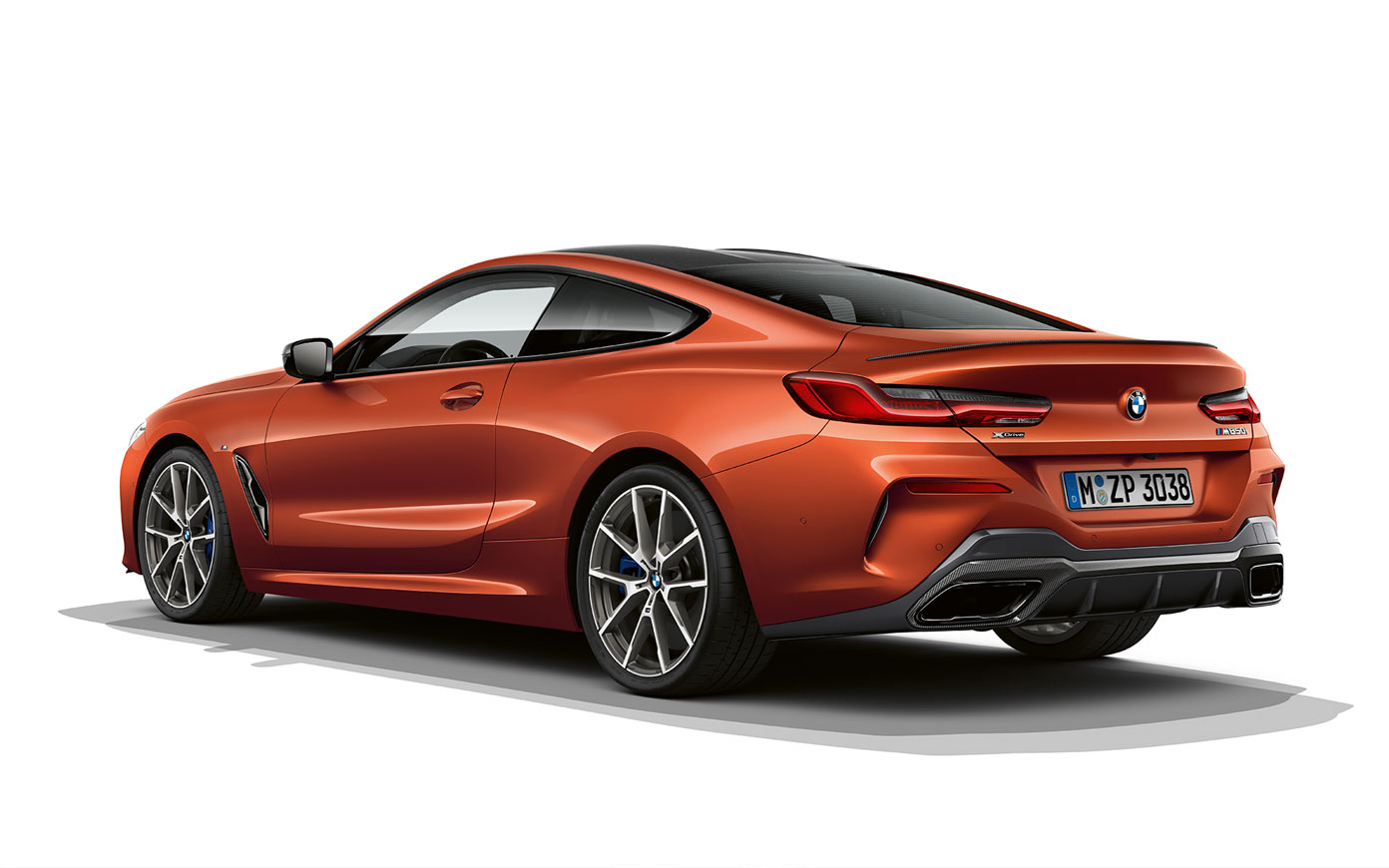 BMW Serie 8 Coupé, Sunset Orange metálico. Toma fija del BMW Serie 8 Coupé en Sunset Orange metálico con un fondo blanco.