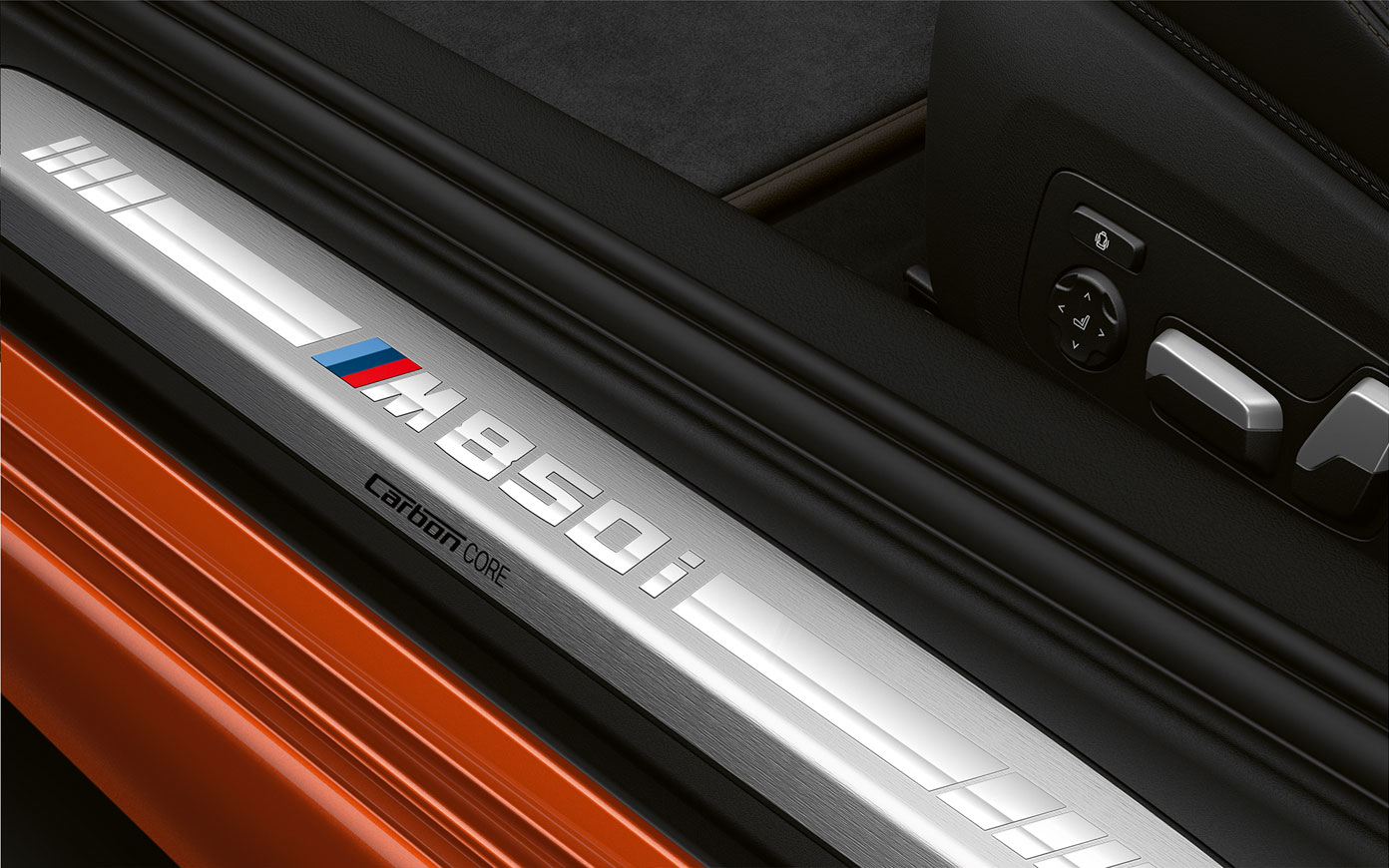 BMW Serie 8 Coupé, moldura de puerta M850i. Acercamiento de la moldura de puertas del BMW Serie 8 Coupé con logotipo M850i.