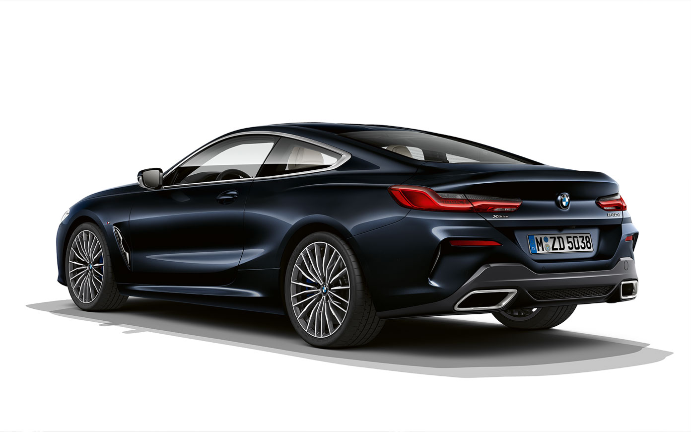 BMW Serie 8 Coupé, Carbon Black metálico. Toma fija del BMW Serie 8 Coupé en Carbon Black metálico con un fondo blanco.