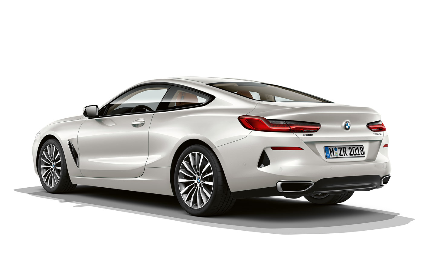 BMW Serie 8 Coupé, Mineral White metálico. Toma fija del BMW Serie 8 Coupé en Mineral White metálico en un fondo blanco.