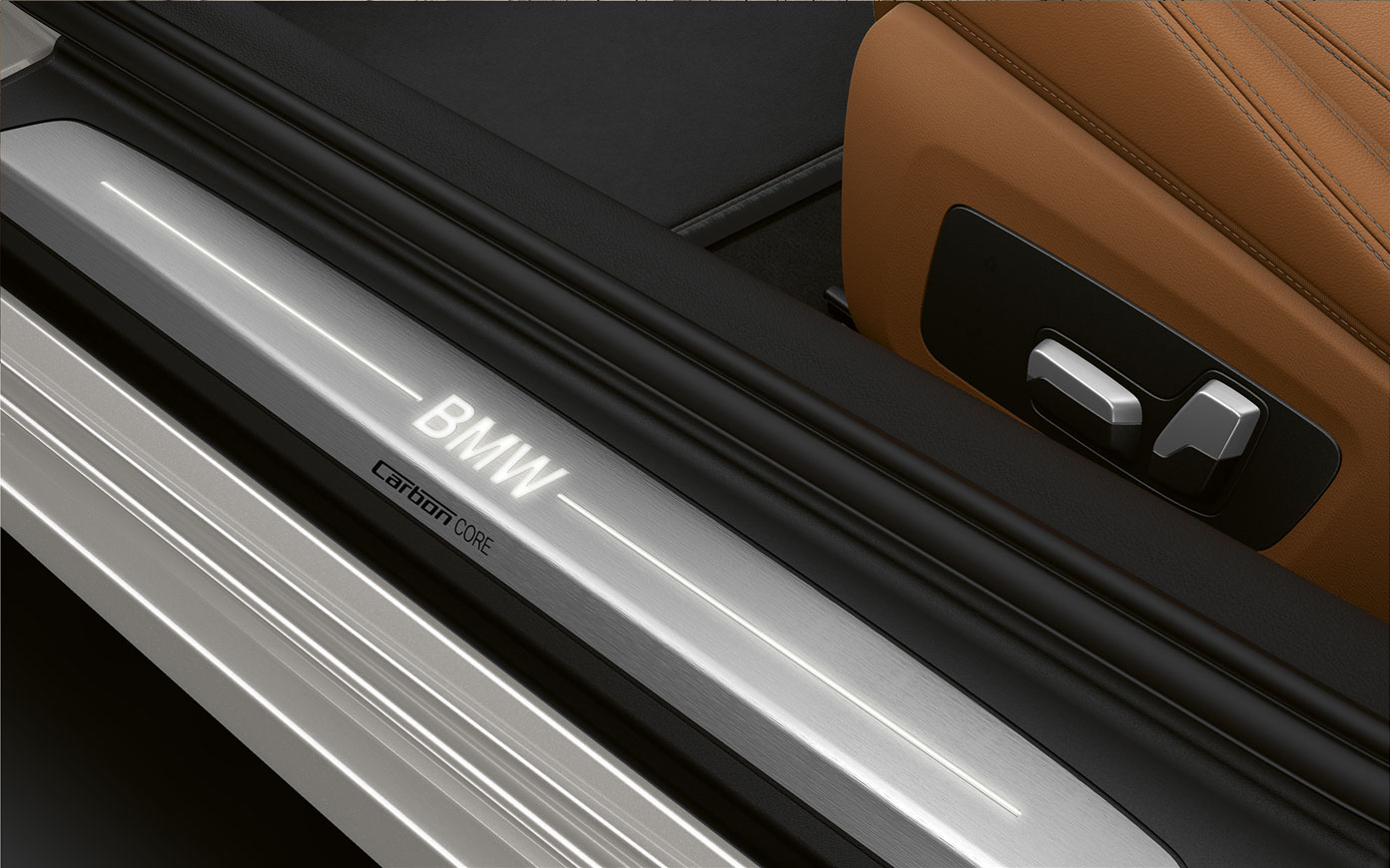 BMW Serie 8 Coupé, moldura de puerta con logotipo BMW. Acercamiento de la moldura de puertas del BMW Serie 8 Coupé con logotipo BMW.