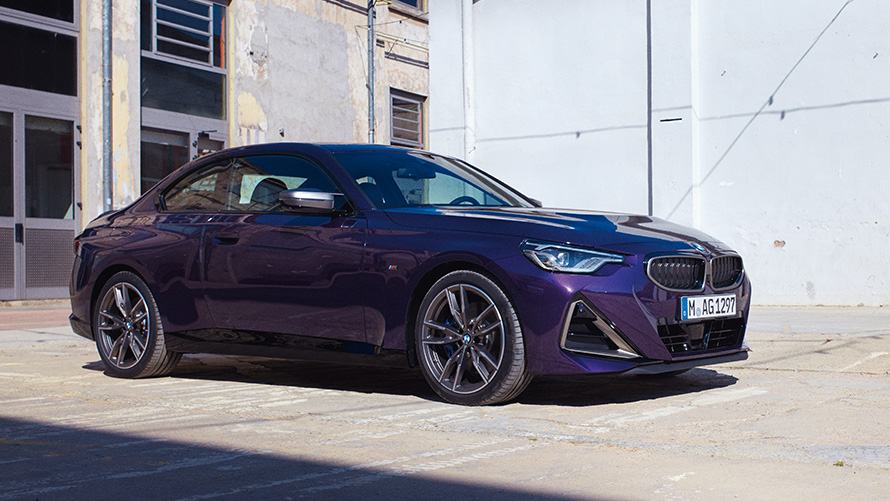 BMW Serie 2 Coupé G42 2021 Thundernight metalizado Vista de tres cuartos del frontal, parado delante de un almacén