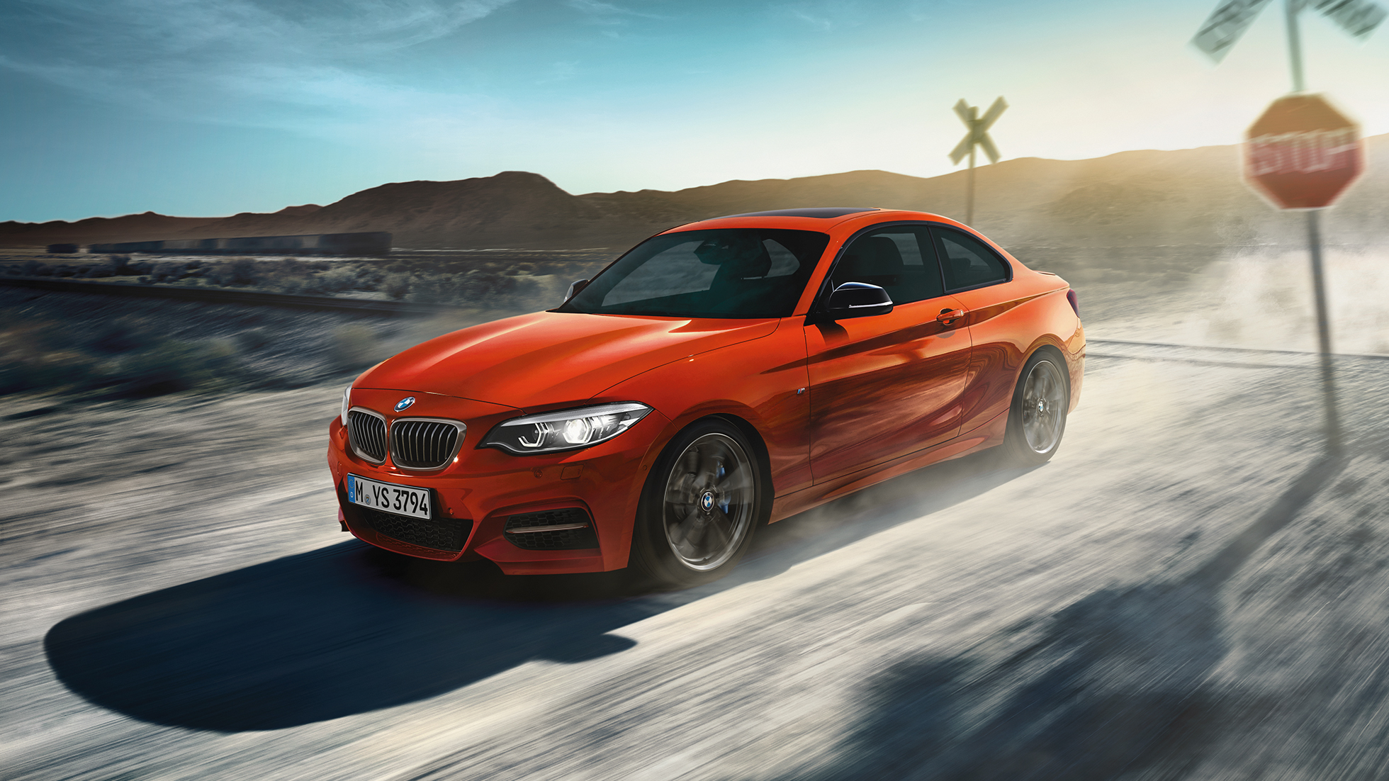 Diseño del BMW M240i Coupé Diseño del BMW M240i Coupé F22 2017 Sunset Orange metálico, vista frontal de tres cuartos