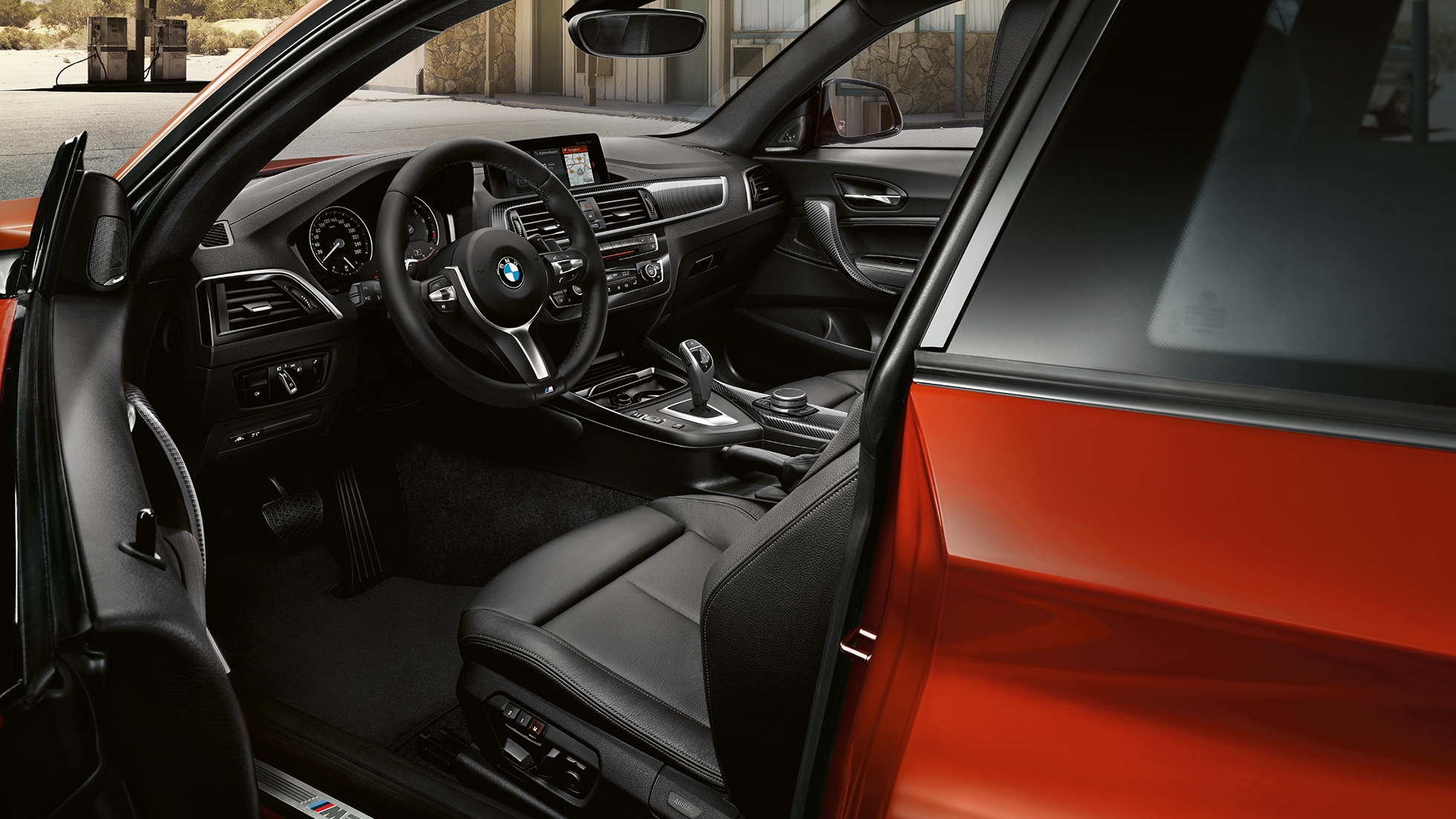 Cabina del BMW M240i Coupé Cabina del BMW M240i Coupé F22 2017 Sunset Orange metálico, interior