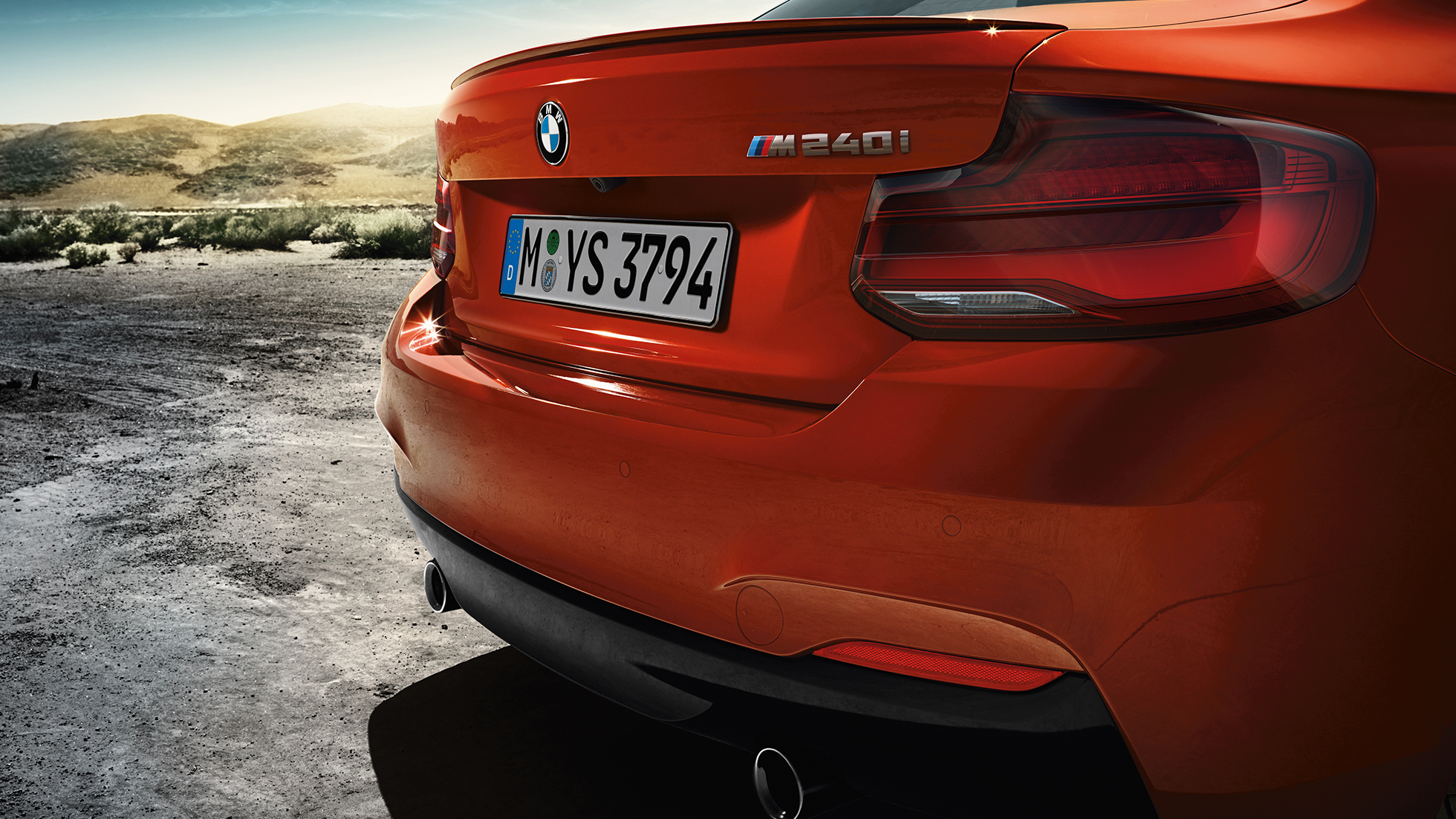 Diseño trasero del BMW M240i Coupé Diseño trasero del BMW M240i Coupé F22 2017 Sunset Orange metálico, vista trasera de tres cuartos