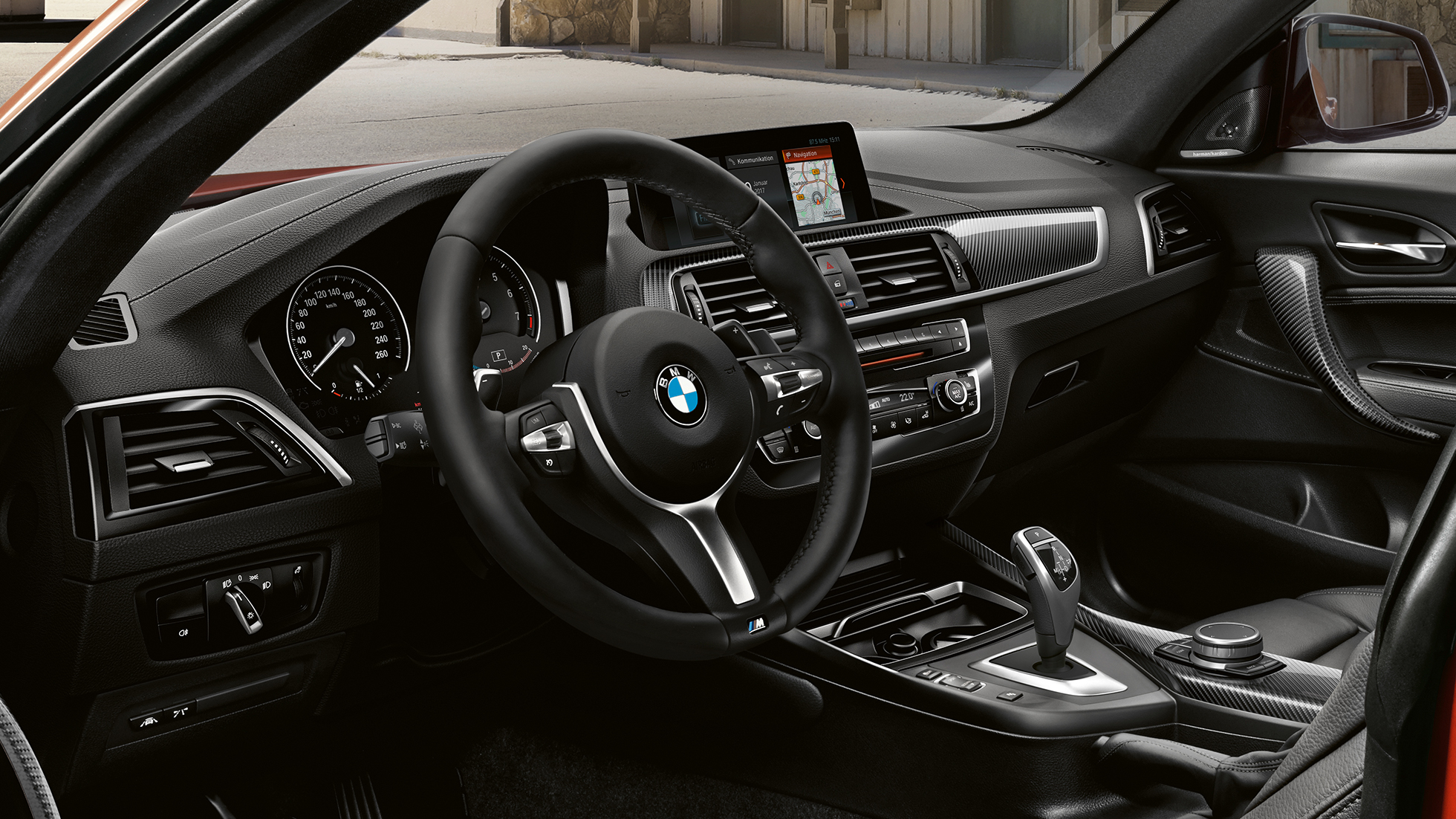 Cabina del BMW M240i Coupé Cabina del BMW M240i Coupé F22 2017 Sunset Orange metálico, interior