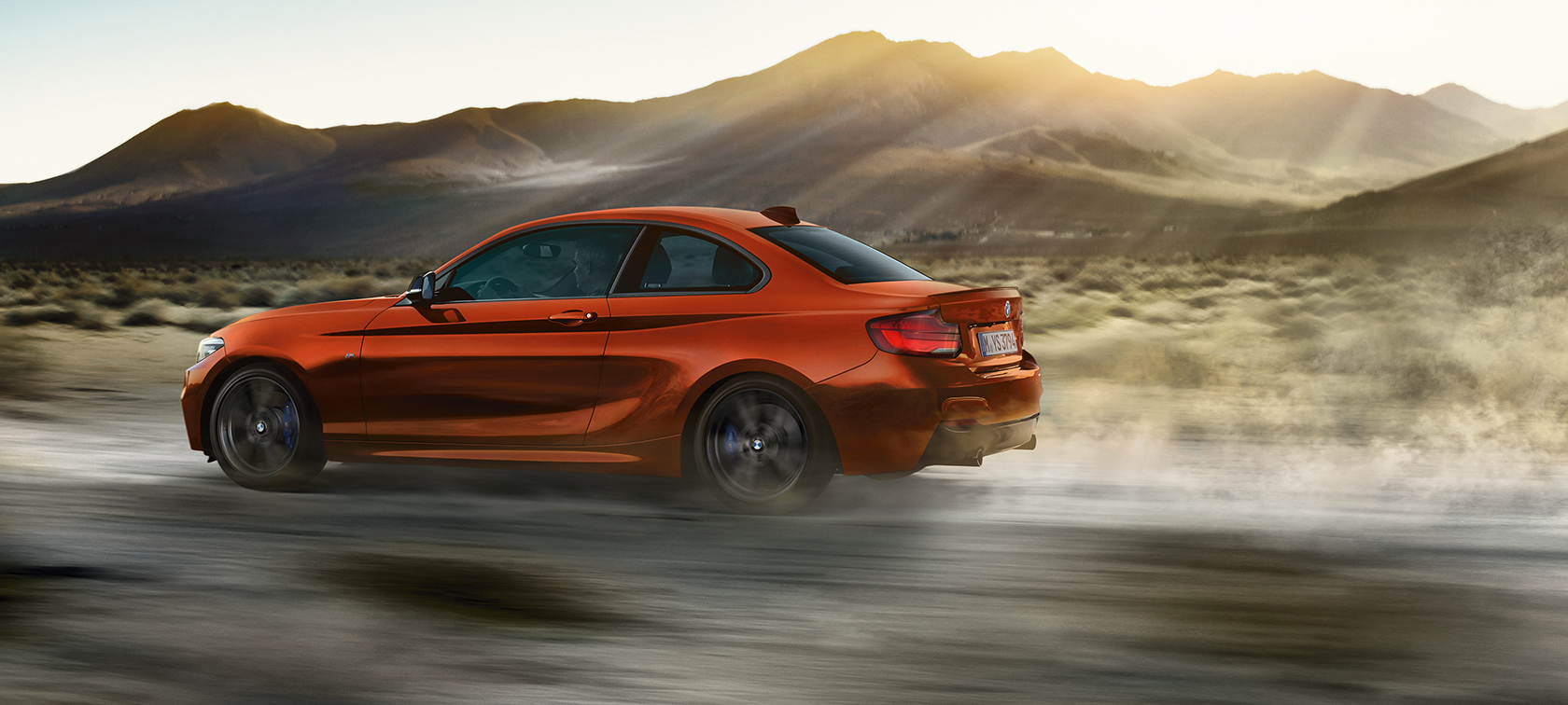 Dinámica de conducción del BMW M240i Coupé Dinámica de conducción del BMW M240i Coupé F22 2017 Sunset Orange metálico, vista lateral