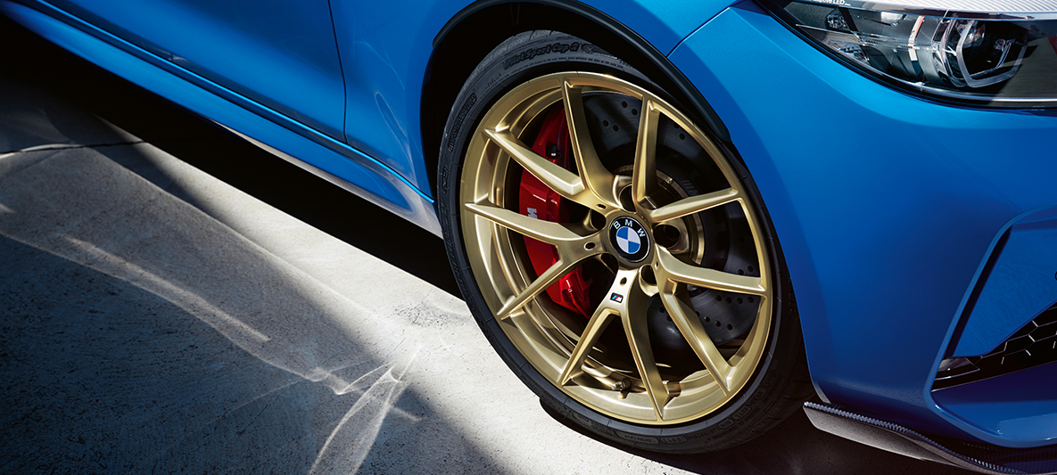 Rines de aleación ligera M de 19” con rayos en V estilo 763 M en dorado mate del BMW M2 CS Rines de aleación ligera M de 19” con rayos en V estilo 763 M en dorado mate del BMW M2 CS F87 Misano Blue metálico, vista a detalle