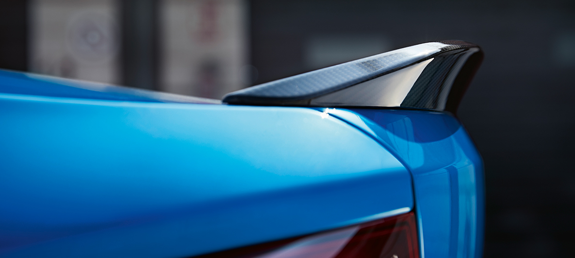Spoiler trasero del BMW M2 CS Spoiler trasero del BMW M2 CS F87 Misano Blue metálico, vista a detalle