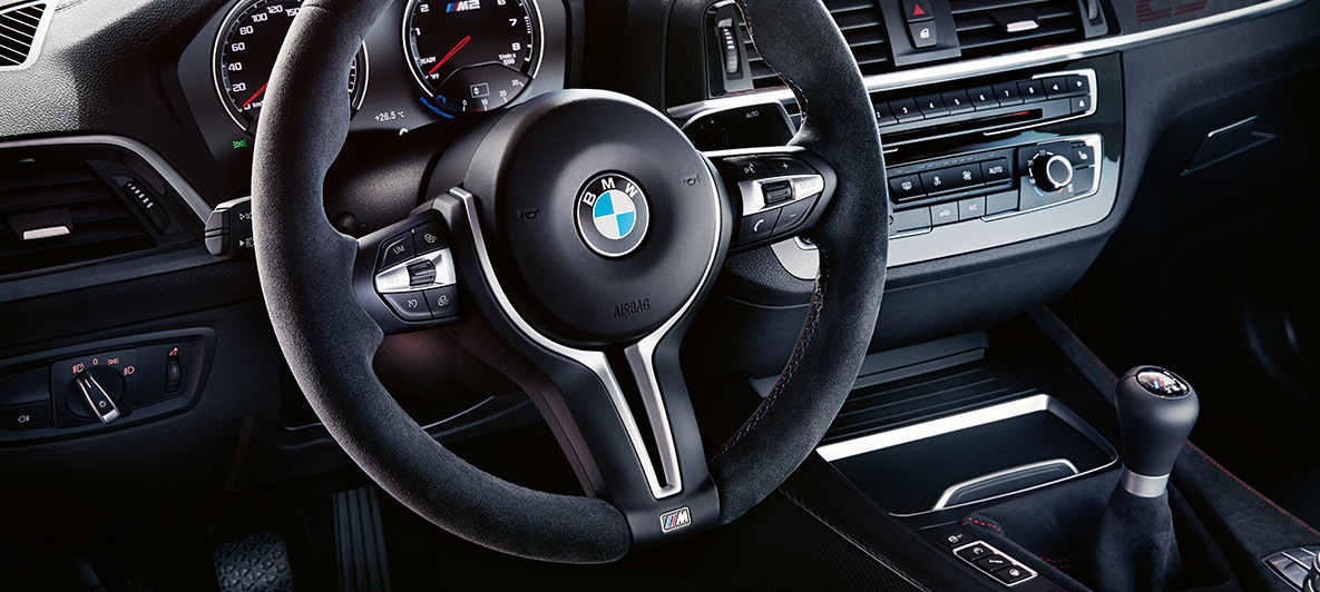 Cabina del BMW M2 CS Cabina del BMW M2 CS F87 Misano Blue metálico, vista a detalle