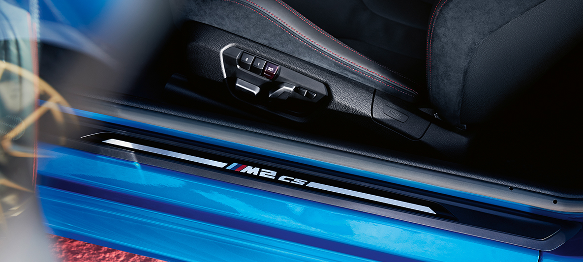 Moldura de la puerta del BMW M2 CS Moldura de la puerta del BMW M2 CS F87 Misano Blue metálico, vista a detalle