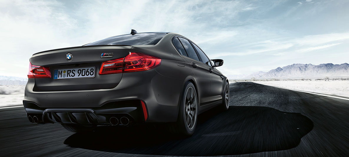 Tubos de escape. Toma trasera de tres cuartos en movimiento del BMW M5 Edition 35 Years.