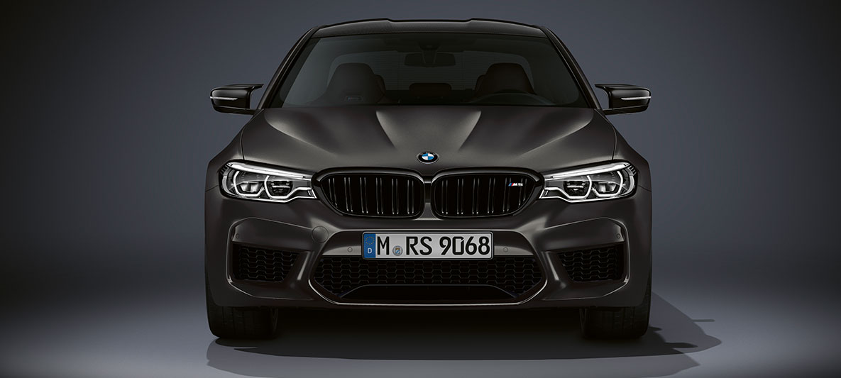 Parrilla de riñón M. Toma frontal del BMW M5 Edition 35 Years.