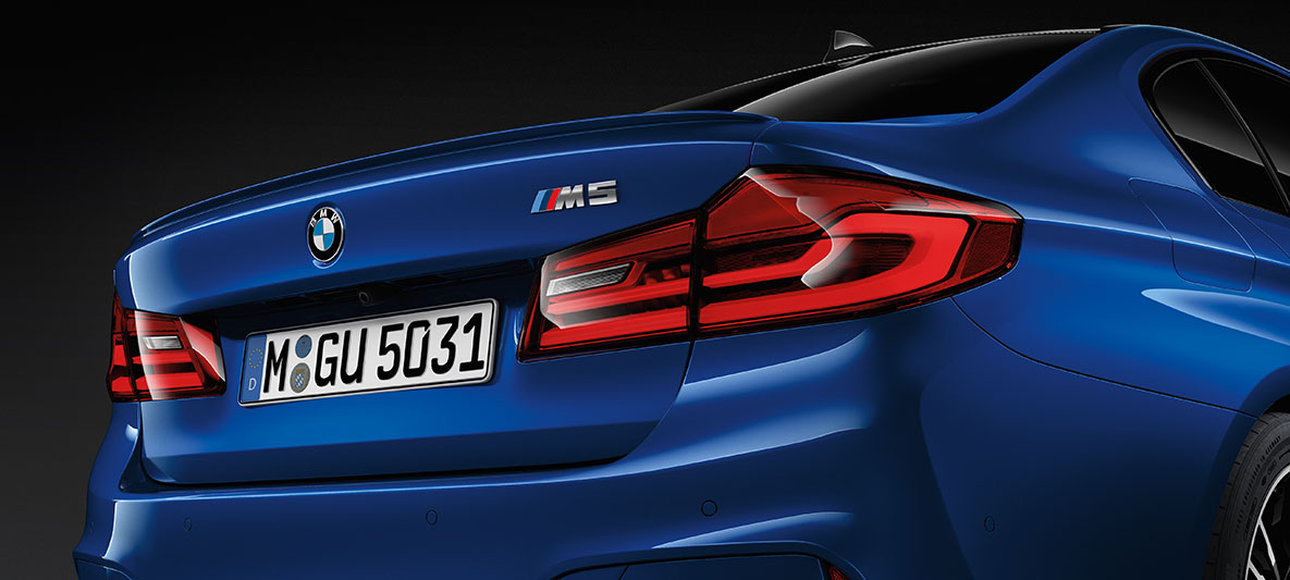 Insignia M5. Toma trasera a detalle de la insignia M5 del BMW M5.