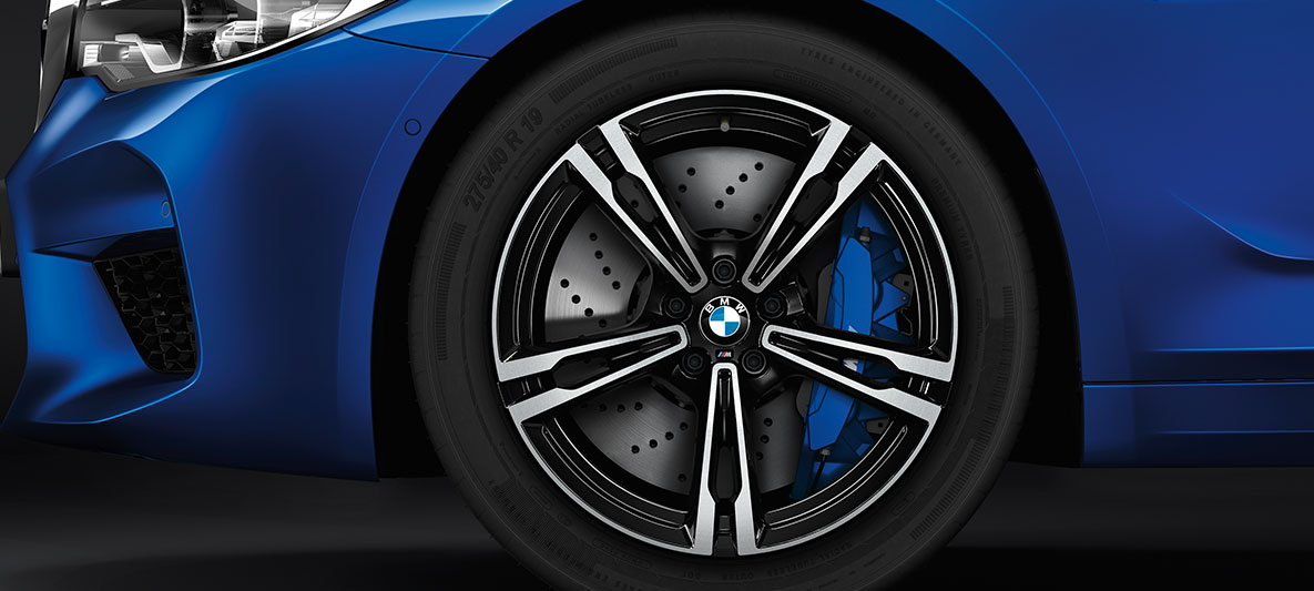 Rines de aleación ligera M5 y freno de cerámica de Carbono M. Rines de aleación ligera a detalle del BMW M5 y freno de cerámica de Carbono M.