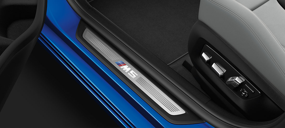 Acabado de moldura M5. Acabado de moldura a detalle del BMW M5.