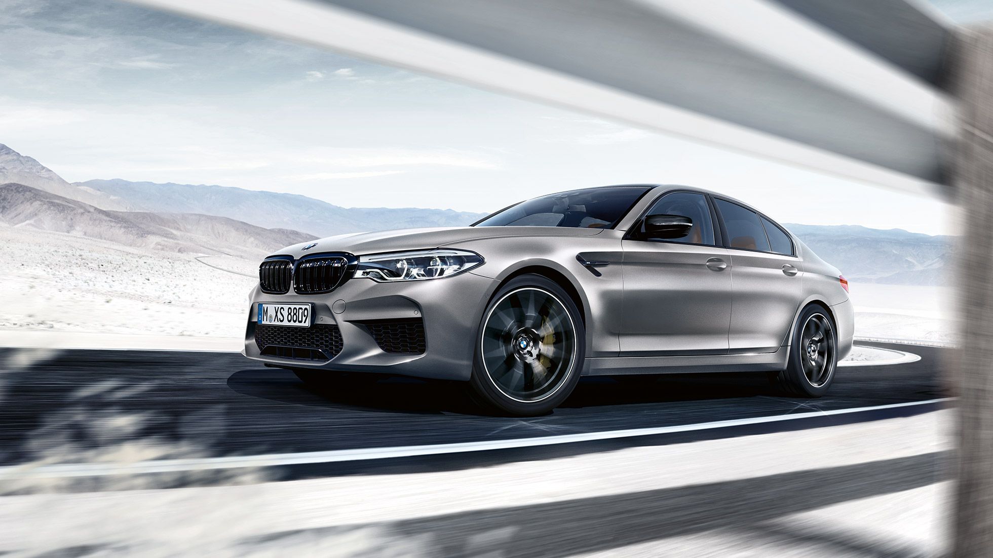 M xDrive. Toma frontal de tres cuartos en movimiento del BMW M5 Competition.