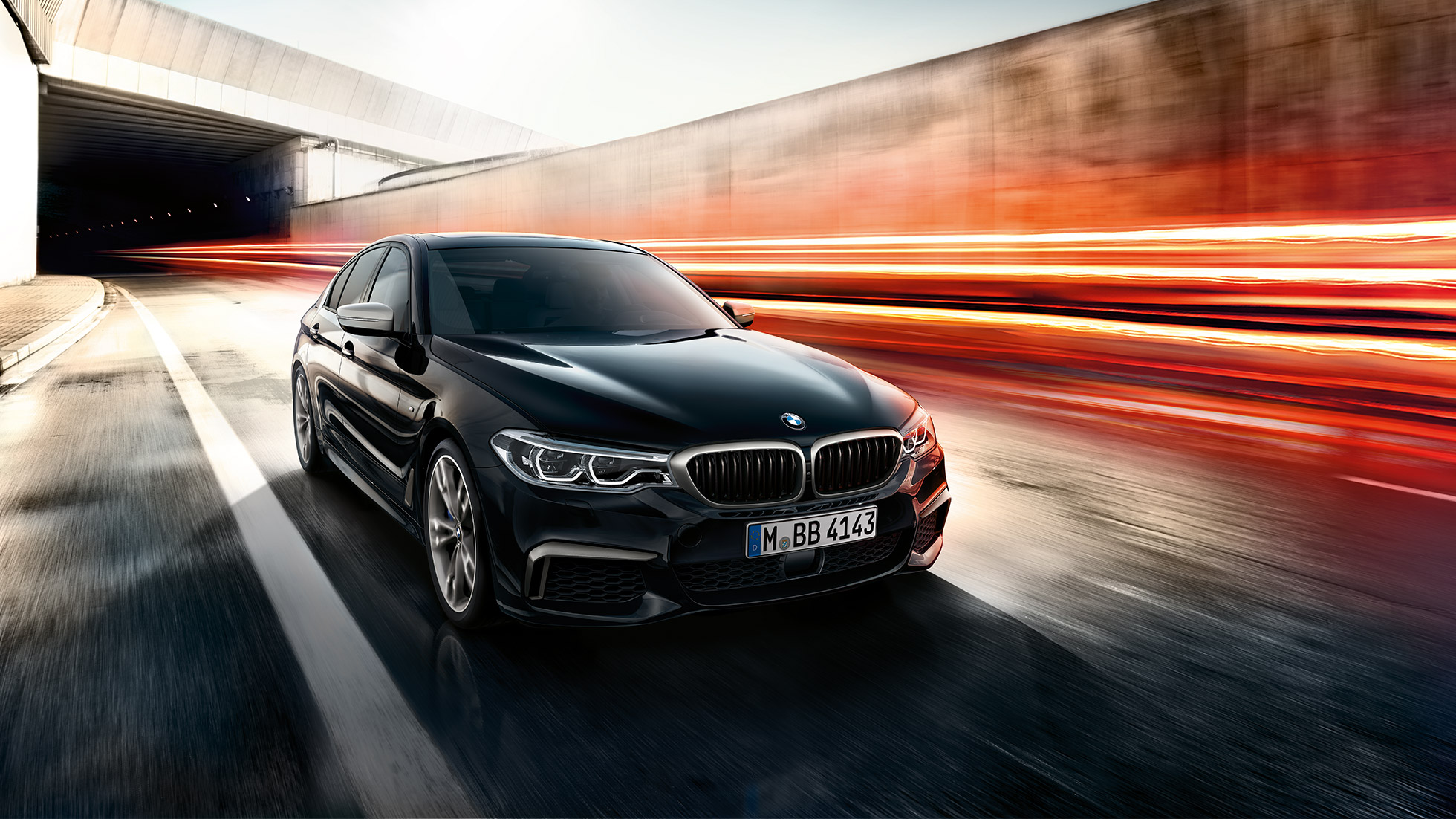 BMW M550i. Toma frontal de tres cuartos en movimiento del BMW M550i.