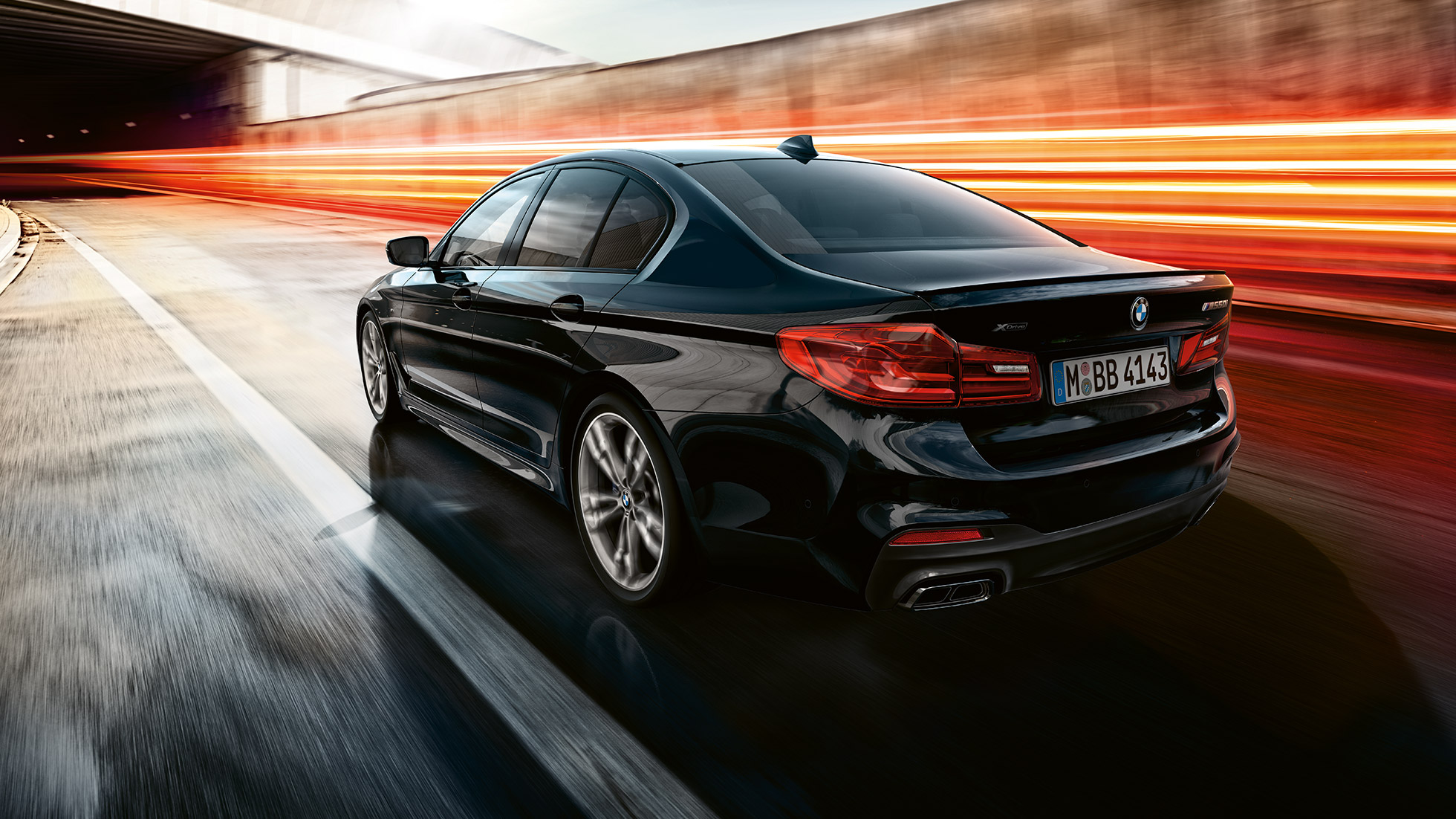 Dinámica de conducción. Toma trasera de tres cuartos en movimiento del BMW M550i.