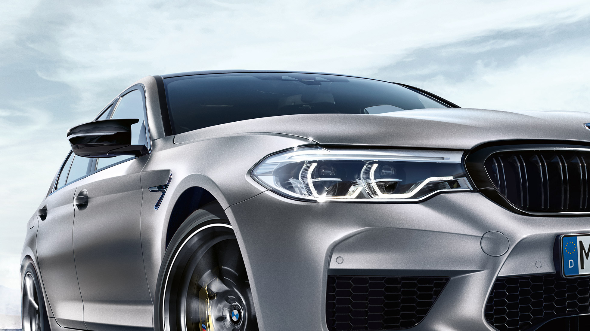 Faros delanteros LED. Toma frontal de tres cuartos del BMW M5 con faros delanteros LED.
