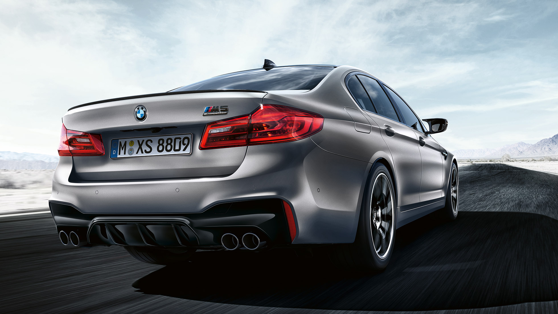 Faros traseros LED. Toma trasera de tres cuartos del diseño del BMW M5 Competition.