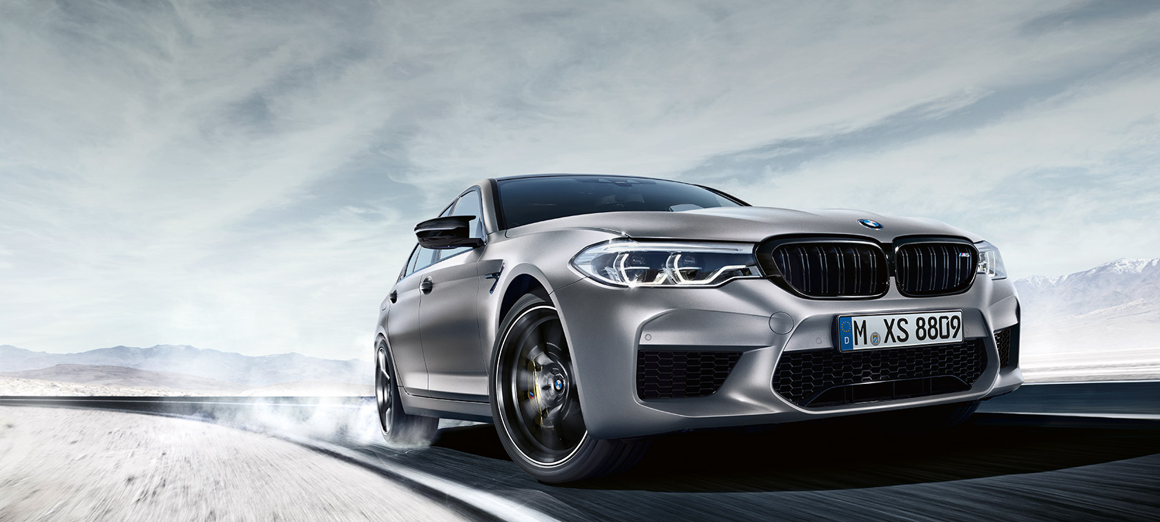 Vista frontal de tres cuartos del BMW M5 Competition.