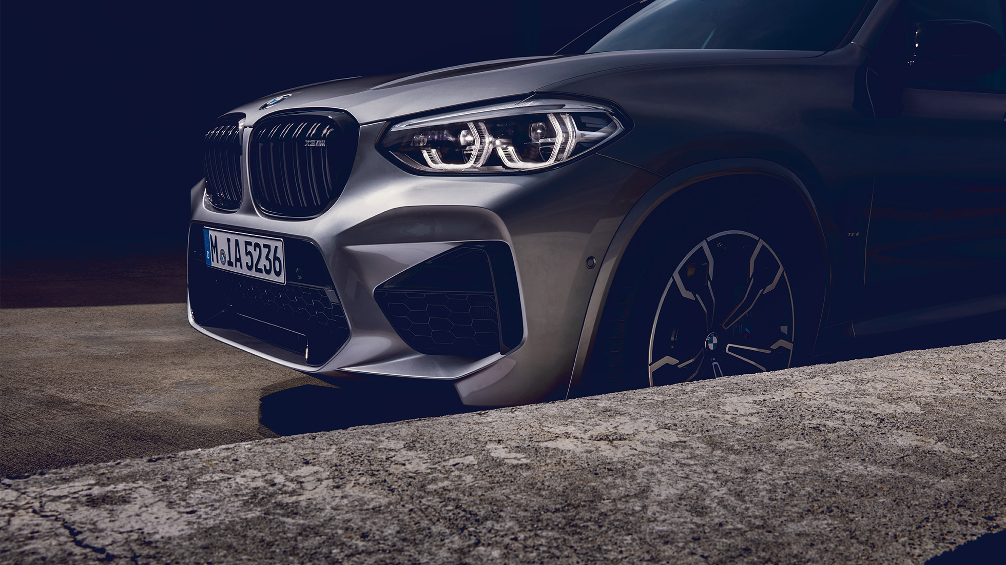 BMW X3 M Competition, vista frontal lateral. BMW X3 M Competition en Donington Grey metálico, exterior, vista frontal lateral.