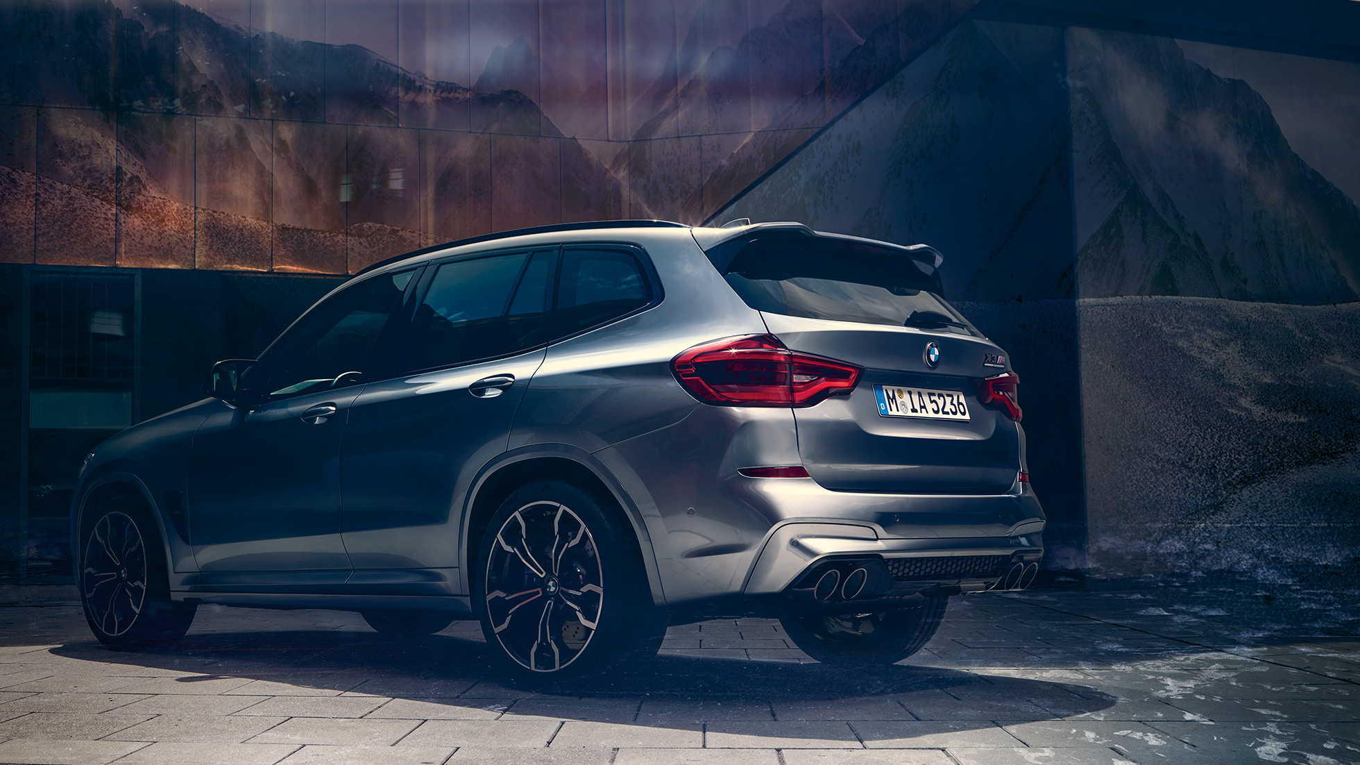BMW X3 M Competition, vista trasera lateral. BMW X3 M Competition en Donington Grey metálico, exterior, vista trasera lateral.