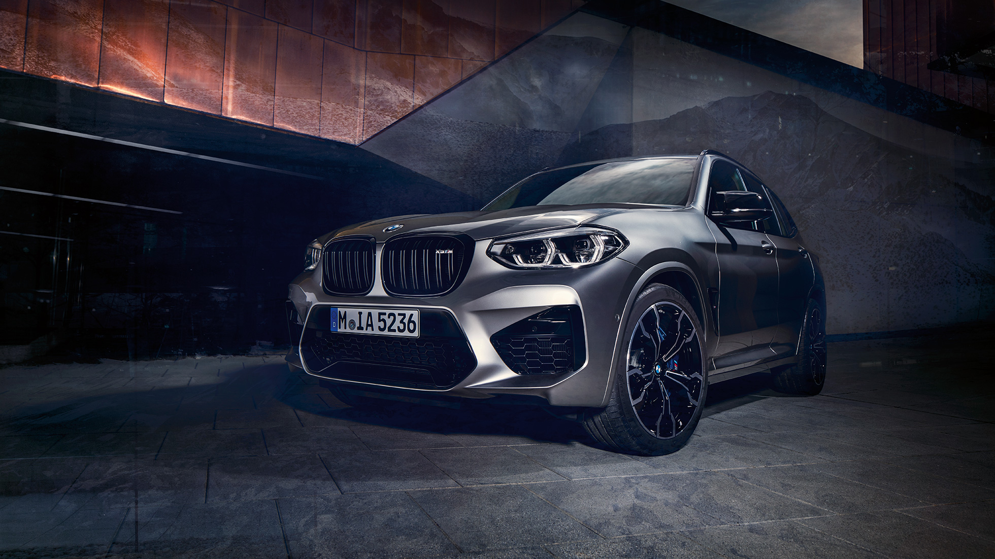 BMW X3 M , vista frontal de tres cuartos. BMW X3 M en Donington Grey metálico, exterior, vista frontal de tres cuartos.