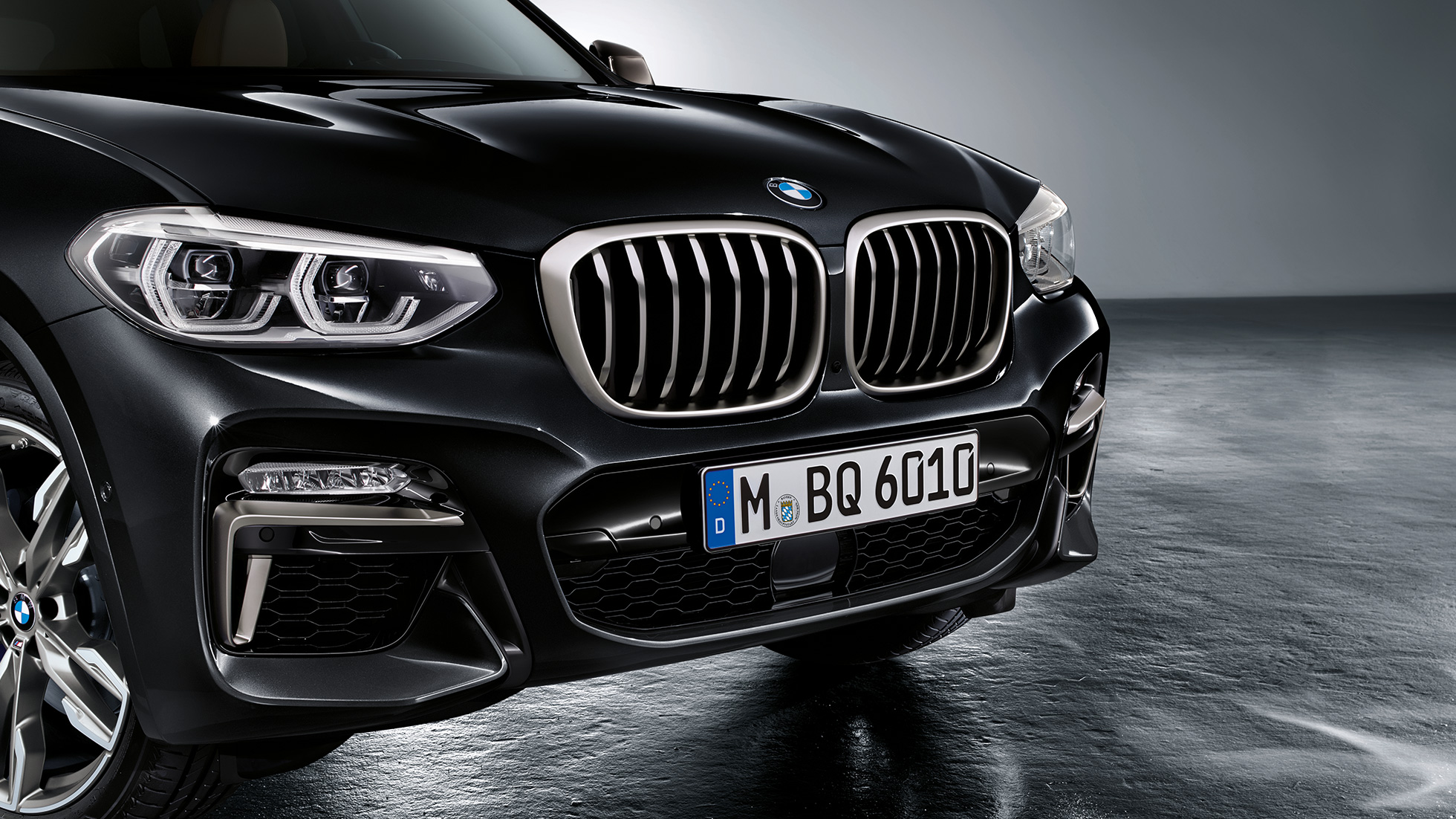 BMW X3 M40i y BMW X3 M40d, frontal. BMW X3 M40i y BMW X3 M40d en Black Sapphire metálico, exterior, parte frontal con elementos de diseño en Cerium Grey.