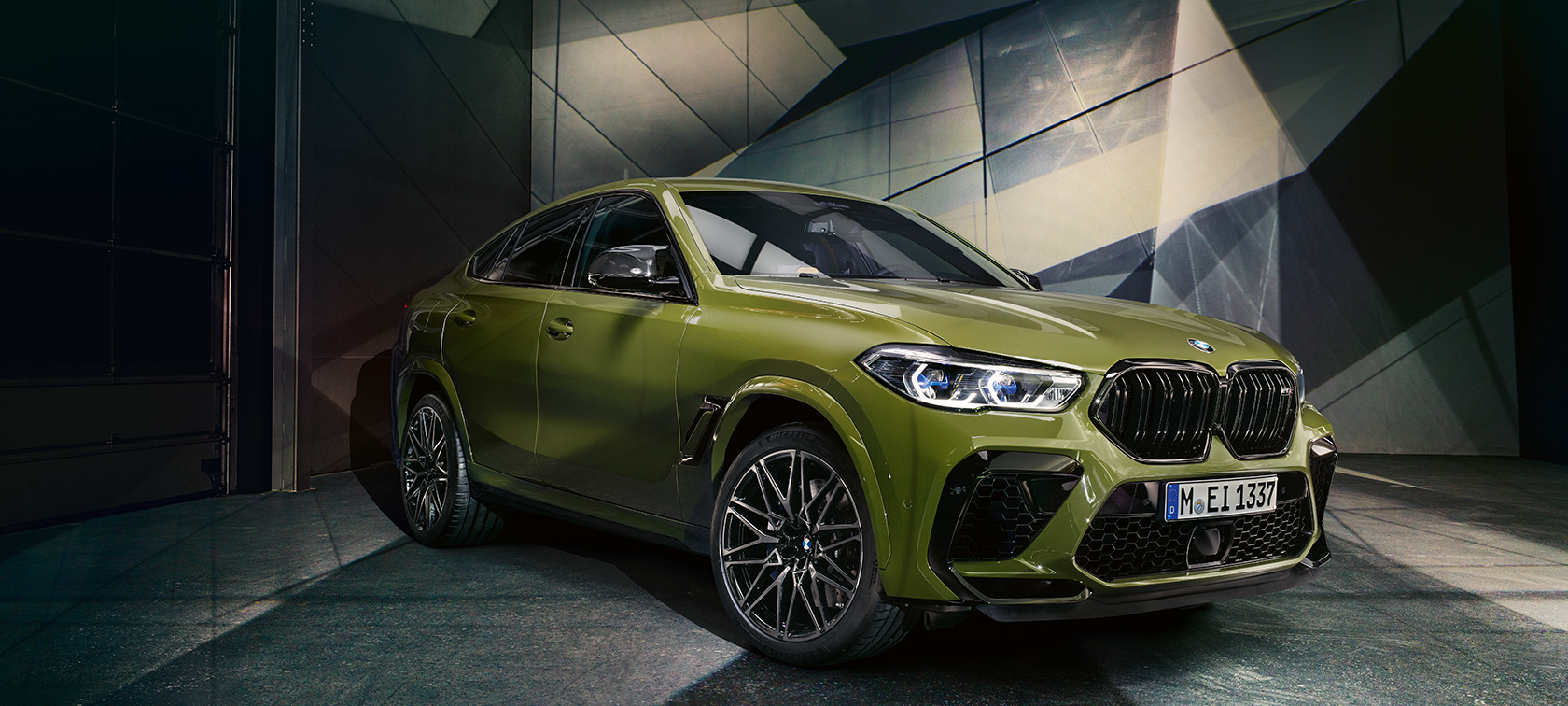 Vista lateral del BMW X6 M Competition Vista lateral del BMW X6 M Competition, Pintura Especial de BMW Individual Urban Green SUV 2020