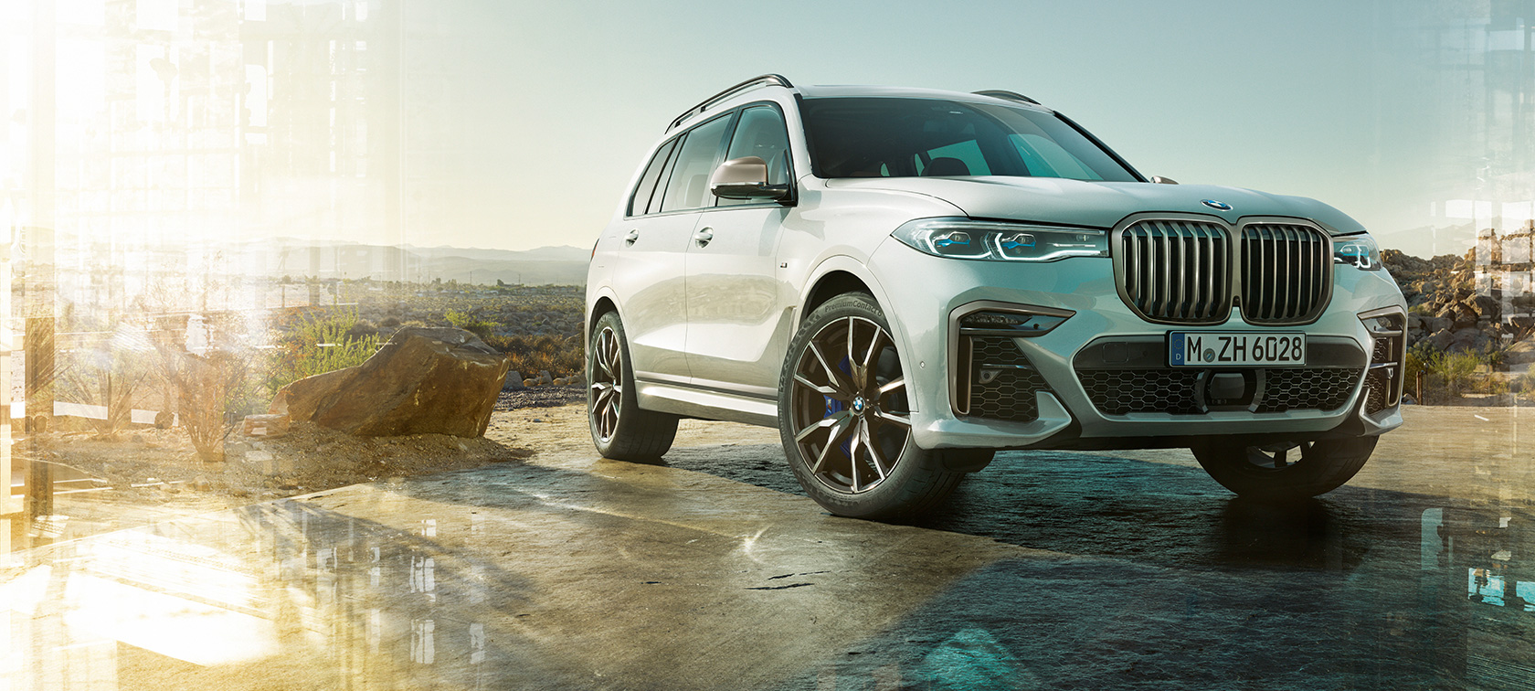 El BMW X7 M, vista frontal izquierda de tres cuartos El BMW X7 M en Mineral White, G07, sin movimiento, vista frontal izquierda de tres cuartos