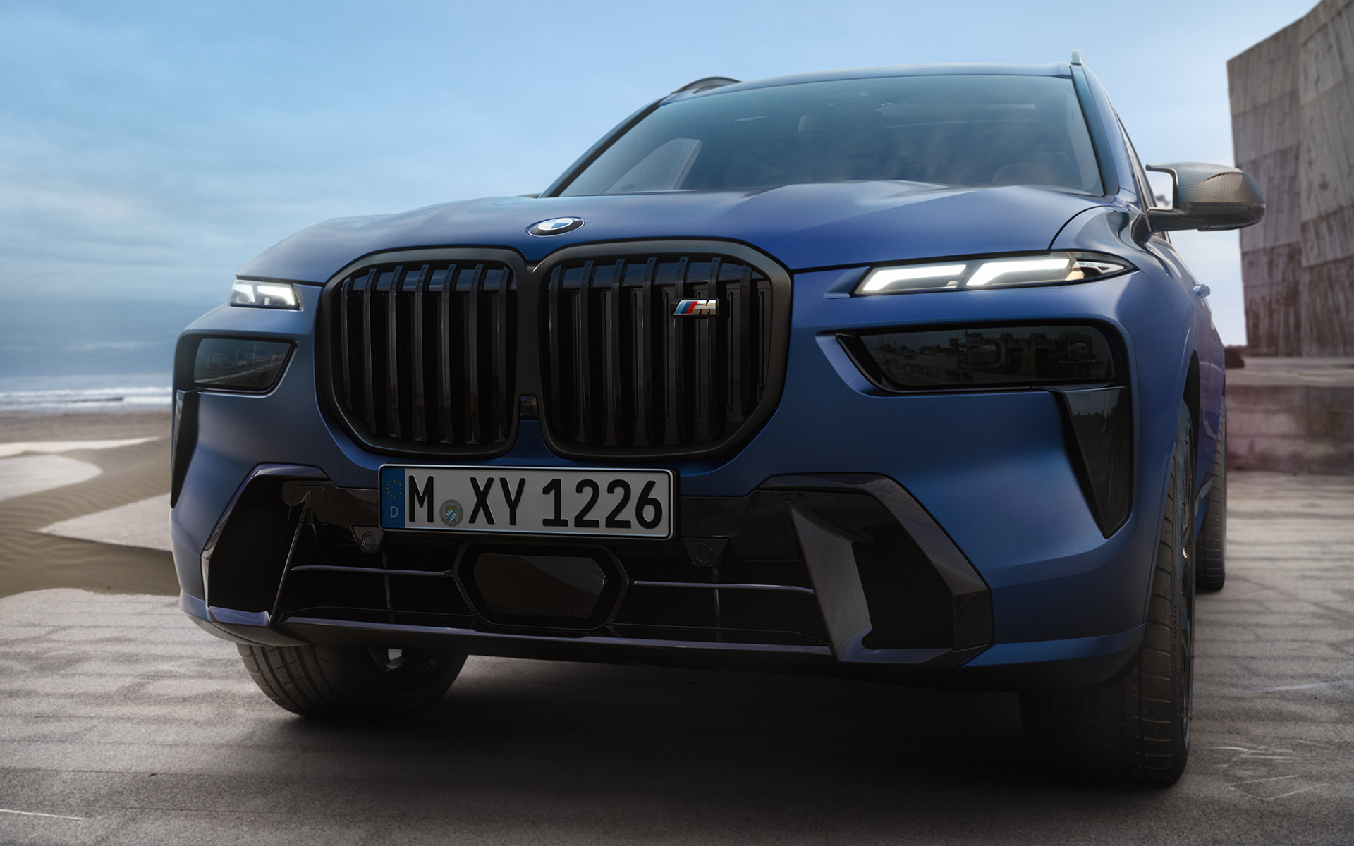 BMW X7 M60i xDrive G07 LCI Frozen Marina Bay Blue, parado, primer plano Frontal BMW X7 M60i xDrive G07 LCI Frozen Marina Bay Blue, parado, primer plano